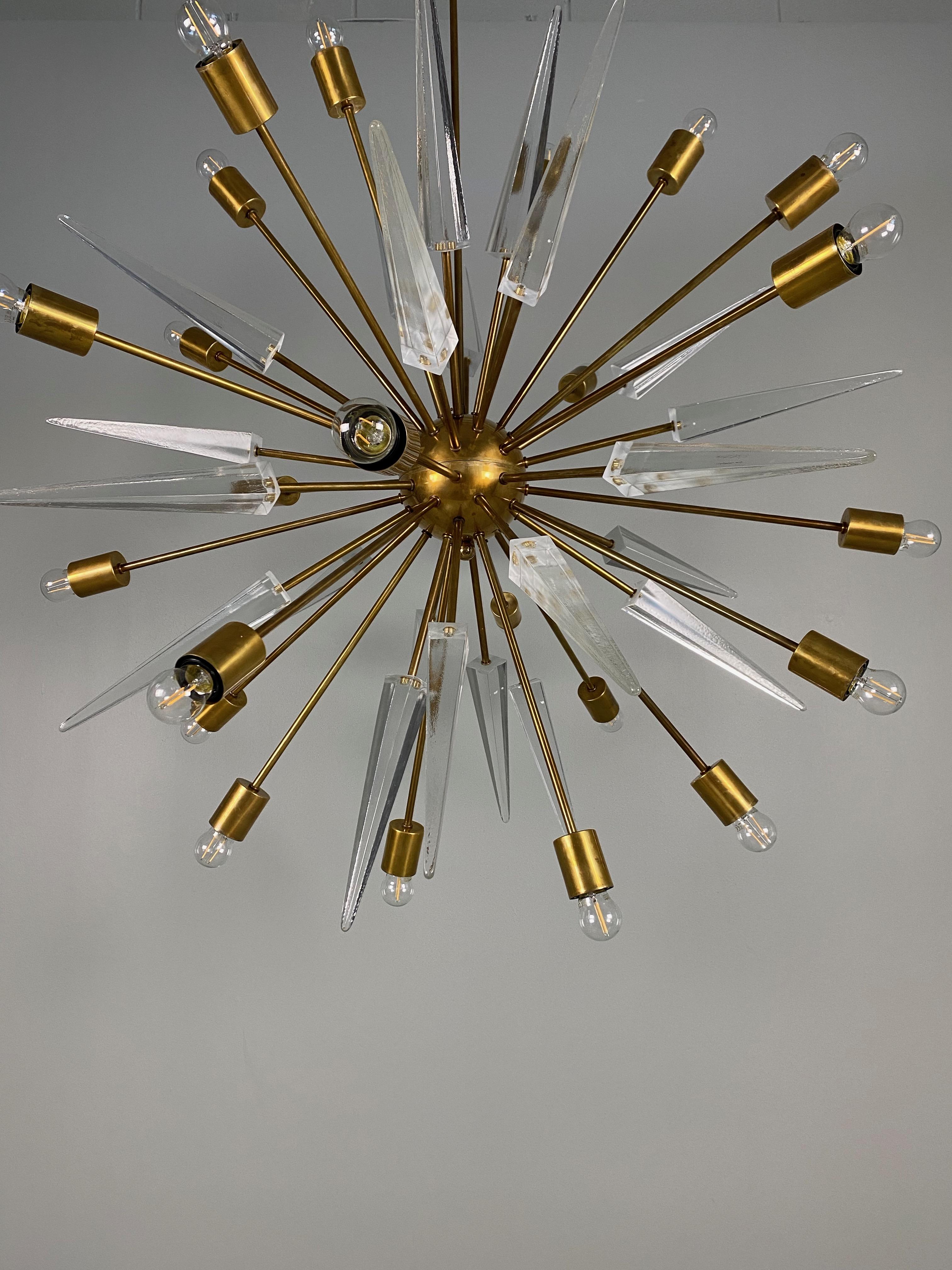 Italian Design Sputnik Stilnovo Chandelier, Brass and Spears in Murano For Sale 1