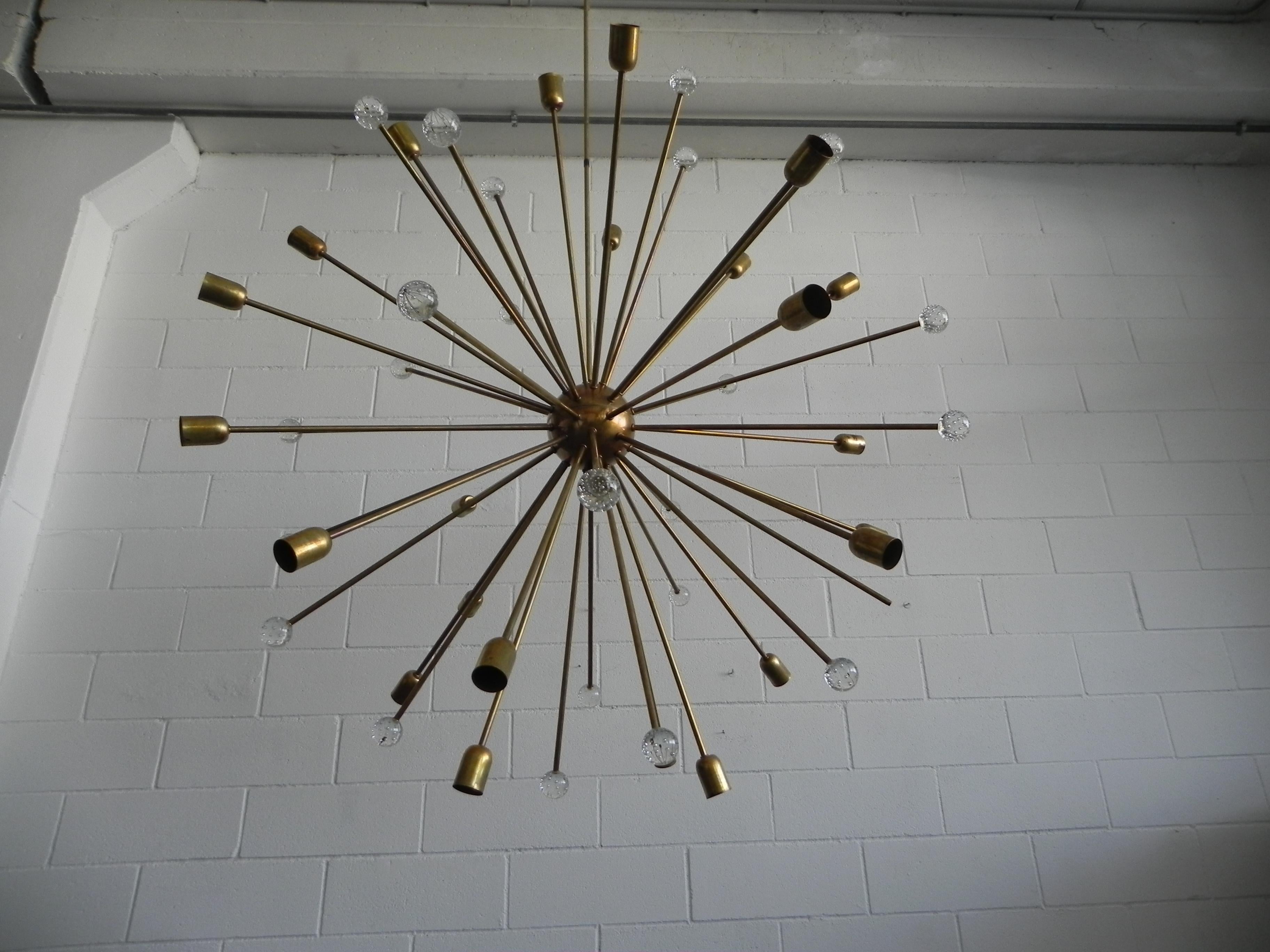 Mid-Century Modern Italian Design Sputnik Stilnovo Chandelier, Brass and Spheres in Murano