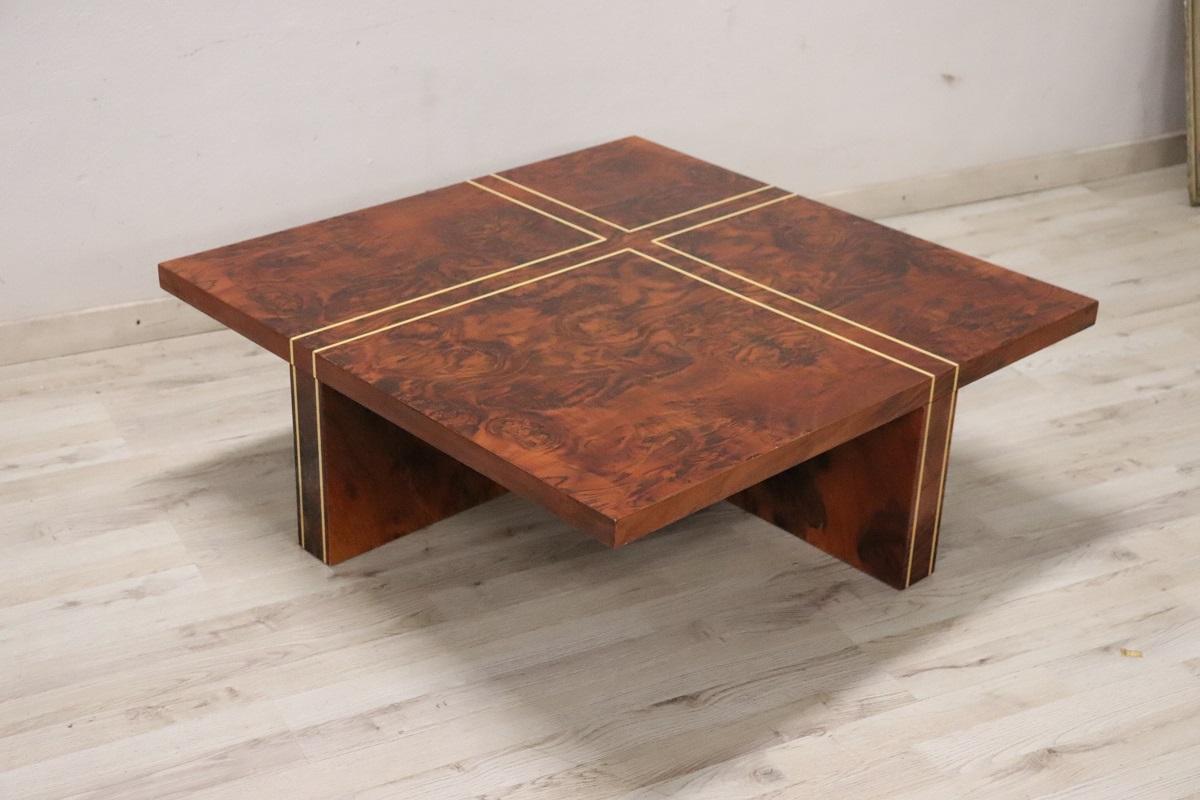 Here is a beautiful and sophisticated piece of modern furniture: this stunning coffee table embodies the elegance and practicality that is characteristic of 1970s Italian design.

Crafted from a combination of walnut burl veneer and a geometric