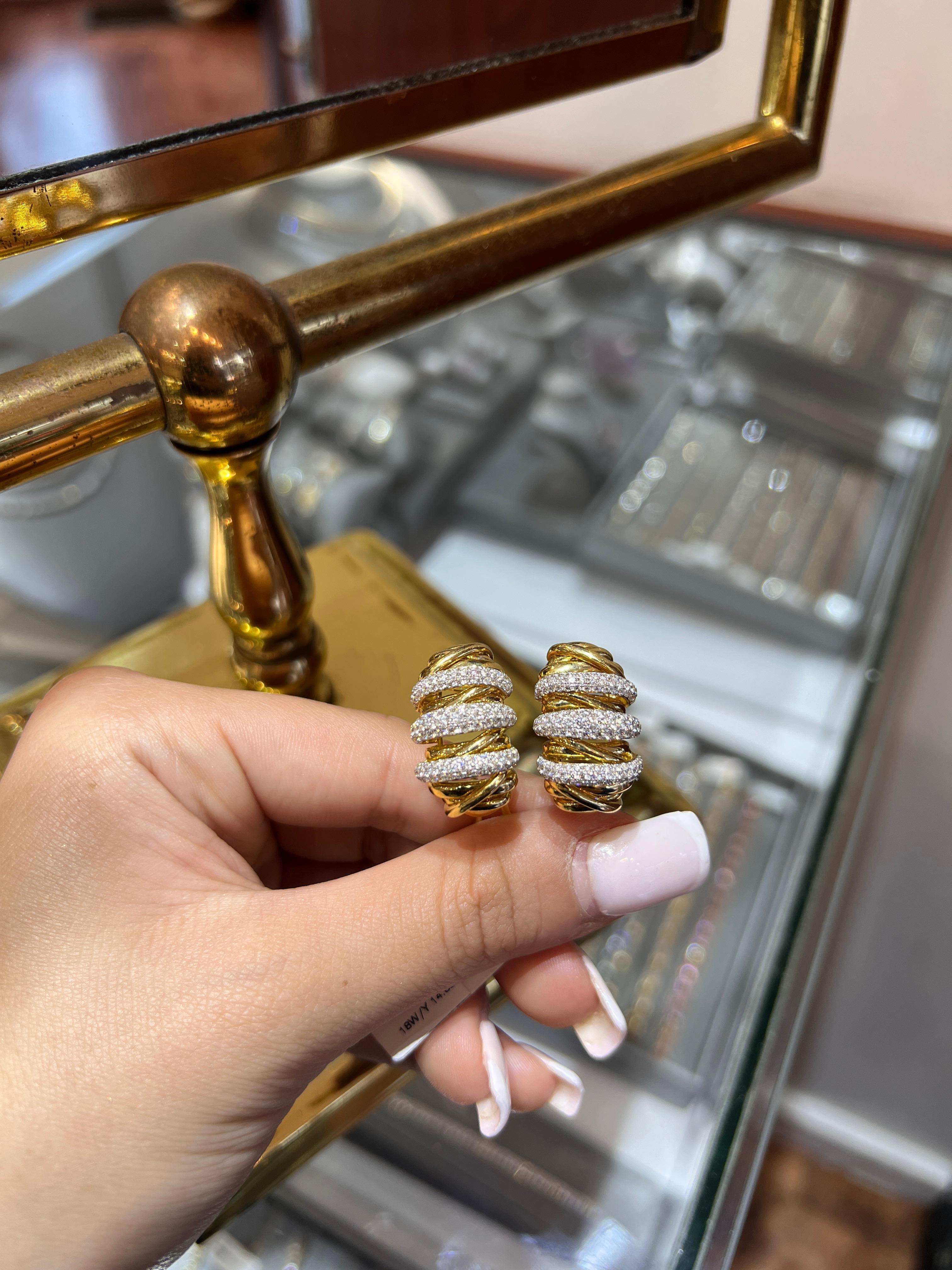 Italienischer Spiralohrring aus massivem 18-karätigem Gold (Punzierung 750), Dieses Paar Ohrclips ist für durchstochene Ohren,  ein fester Bestandteil der Schmuckschatulle jeder Dame, da Komfort und Trend Hand in Hand gehen. Solide 18 Karat Gold