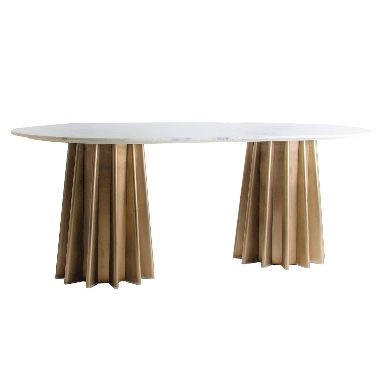 Ovaler Esstisch im italienischen Designstil, bestehend aus einem grafischen, vergoldeten Metallfuß und einer ovalen, weißen Marmorplatte.