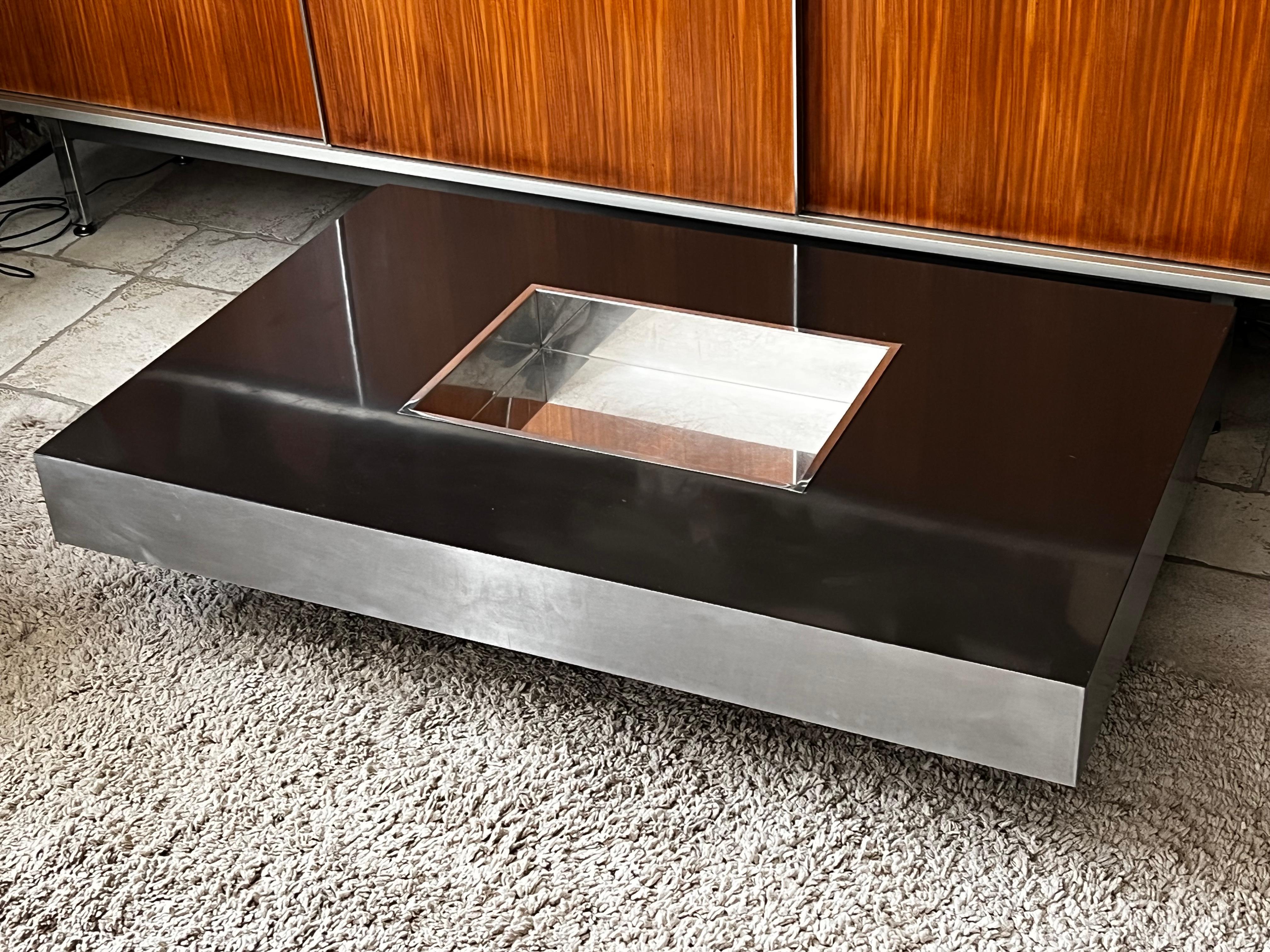 Willy Rizzo rectangular coffee table in chocolate brown lacquered wood and stainless steel Willy Rizzo 1971 decorated with an aluminum tray in the center of the top. Good condition.