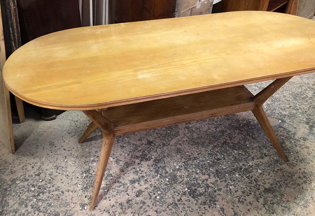 Table design des années 1960, en châtaignier, plateau plaqué, base en bois massif, couleur claire.
Il sera livré dans une caisse en bois spécifique pour l'exportation, emballée dans du papier bulle.
Vient d'une vieille maison de campagne dans la