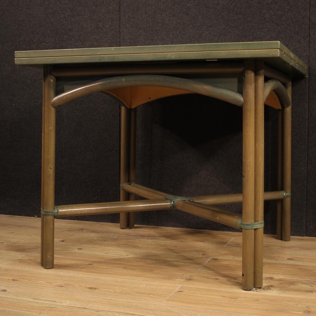 Italian design table from the 1980s. Furniture in exotic wood and woven wood of beautiful line and pleasant furnishings. Extendable table that can reach a maximum length of 180 cm, of good service. Ideal piece of furniture to be placed in a room or
