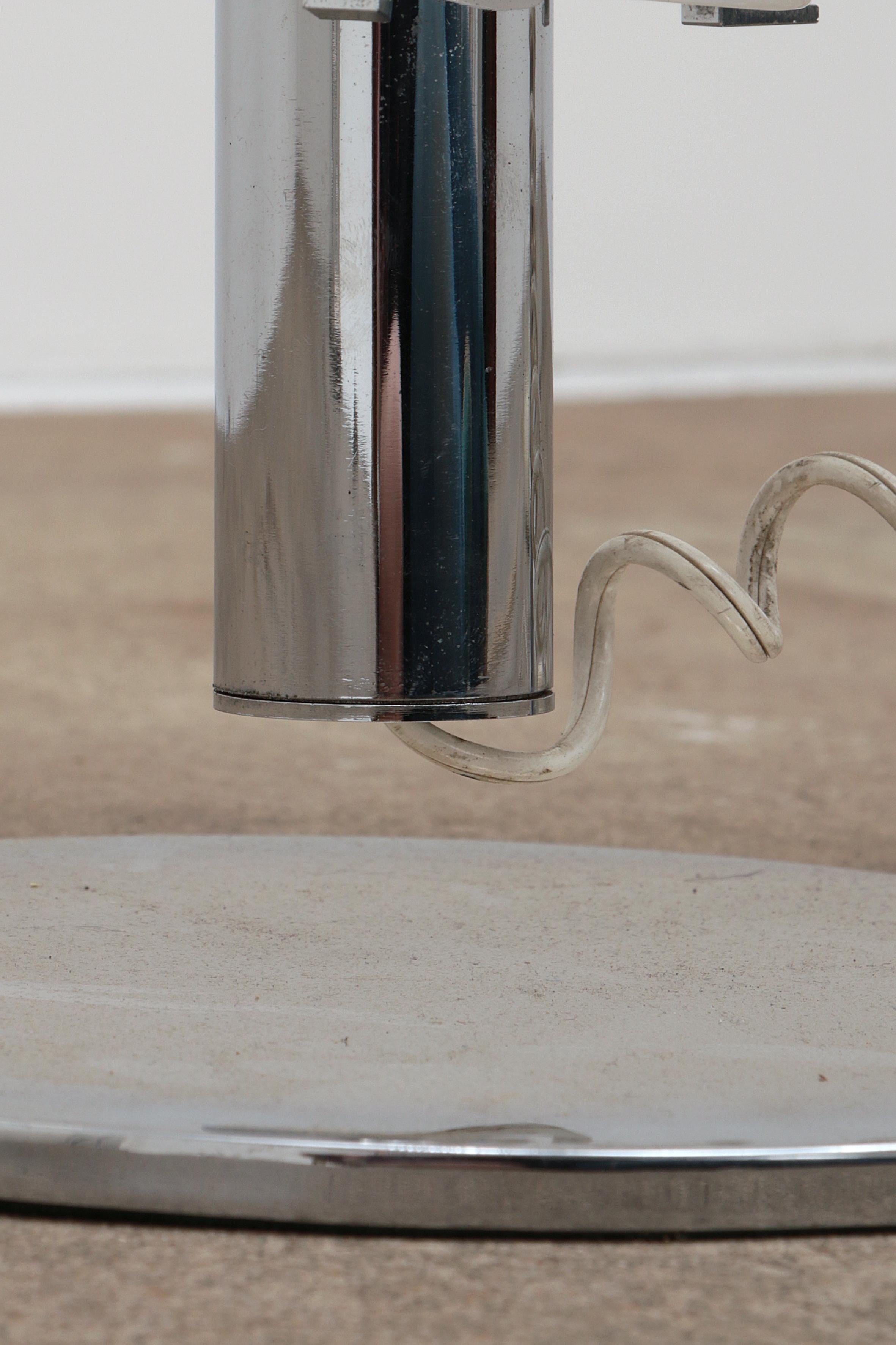 Lampe de table italienne de design en chrome et verre, 1960 en vente 6