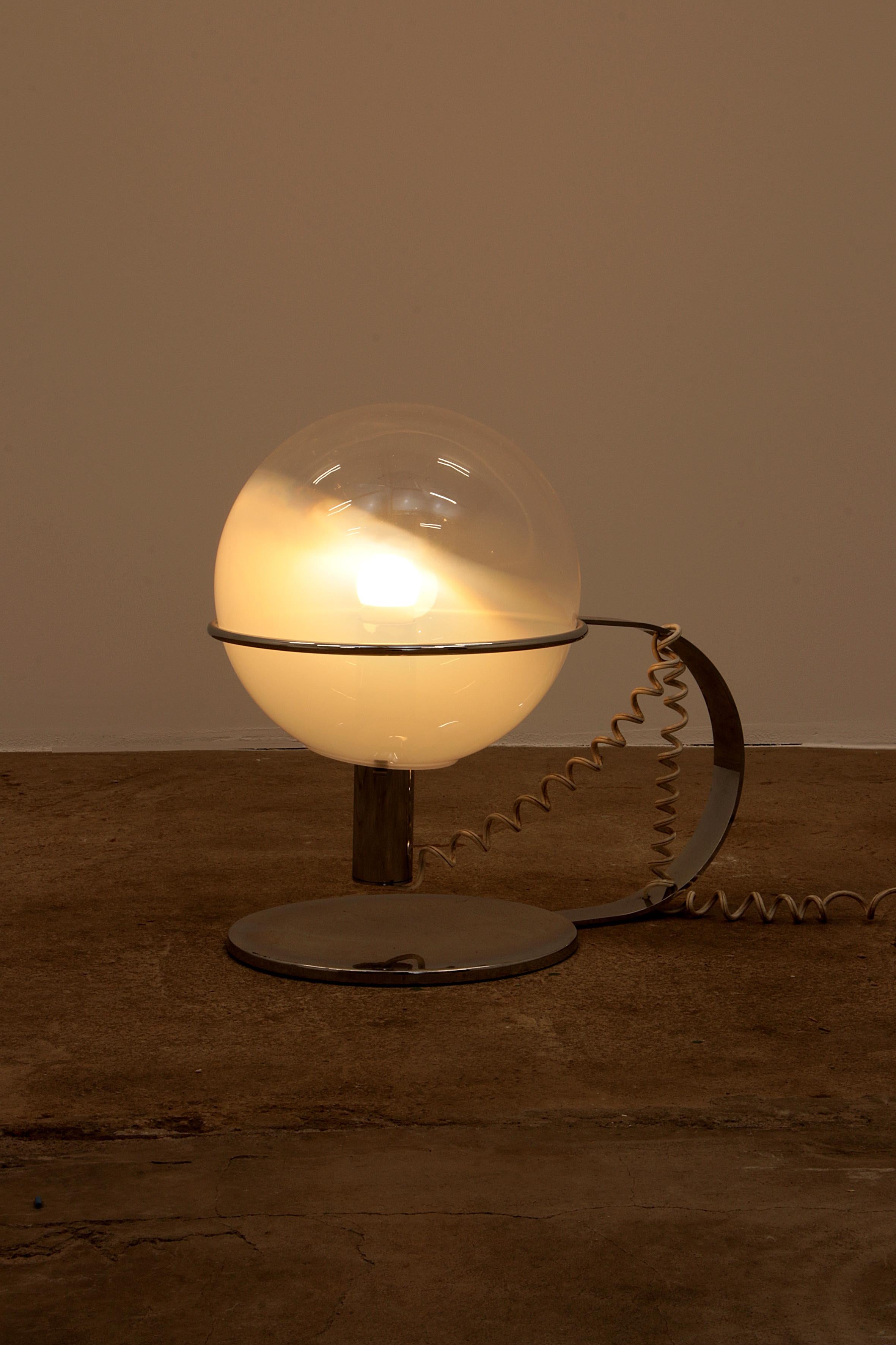 Milieu du XXe siècle Lampe de table italienne de design en chrome et verre, 1960 en vente