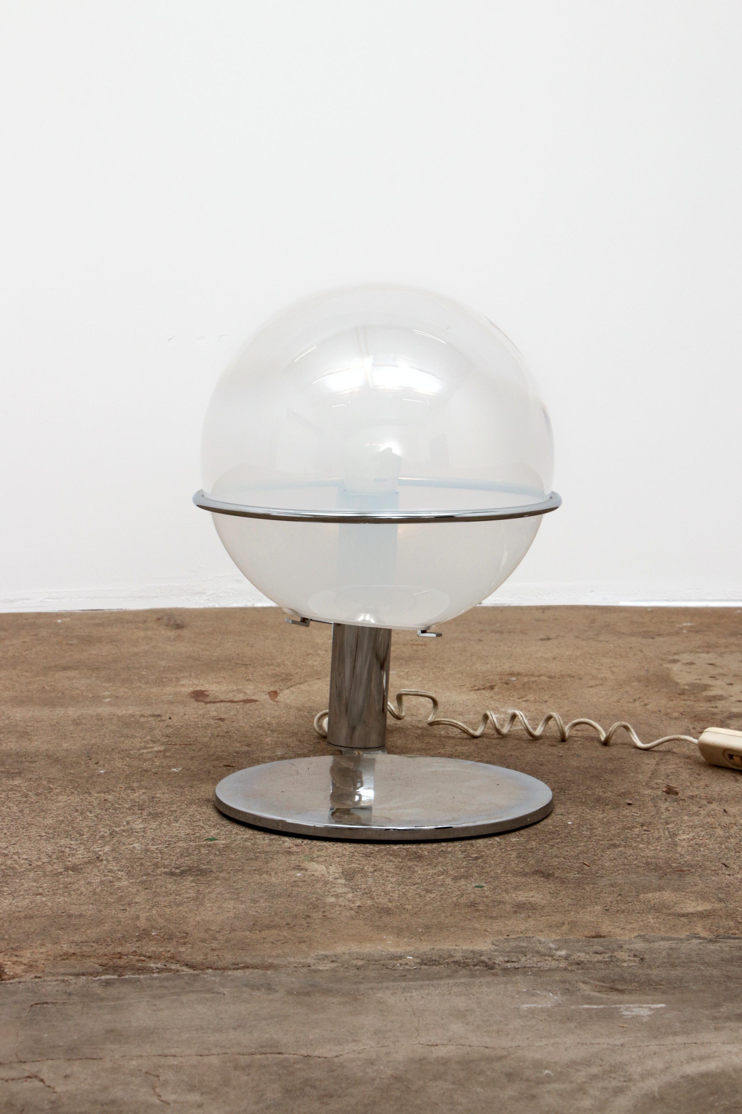 Lampe de table italienne de design en chrome et verre, 1960 en vente 4