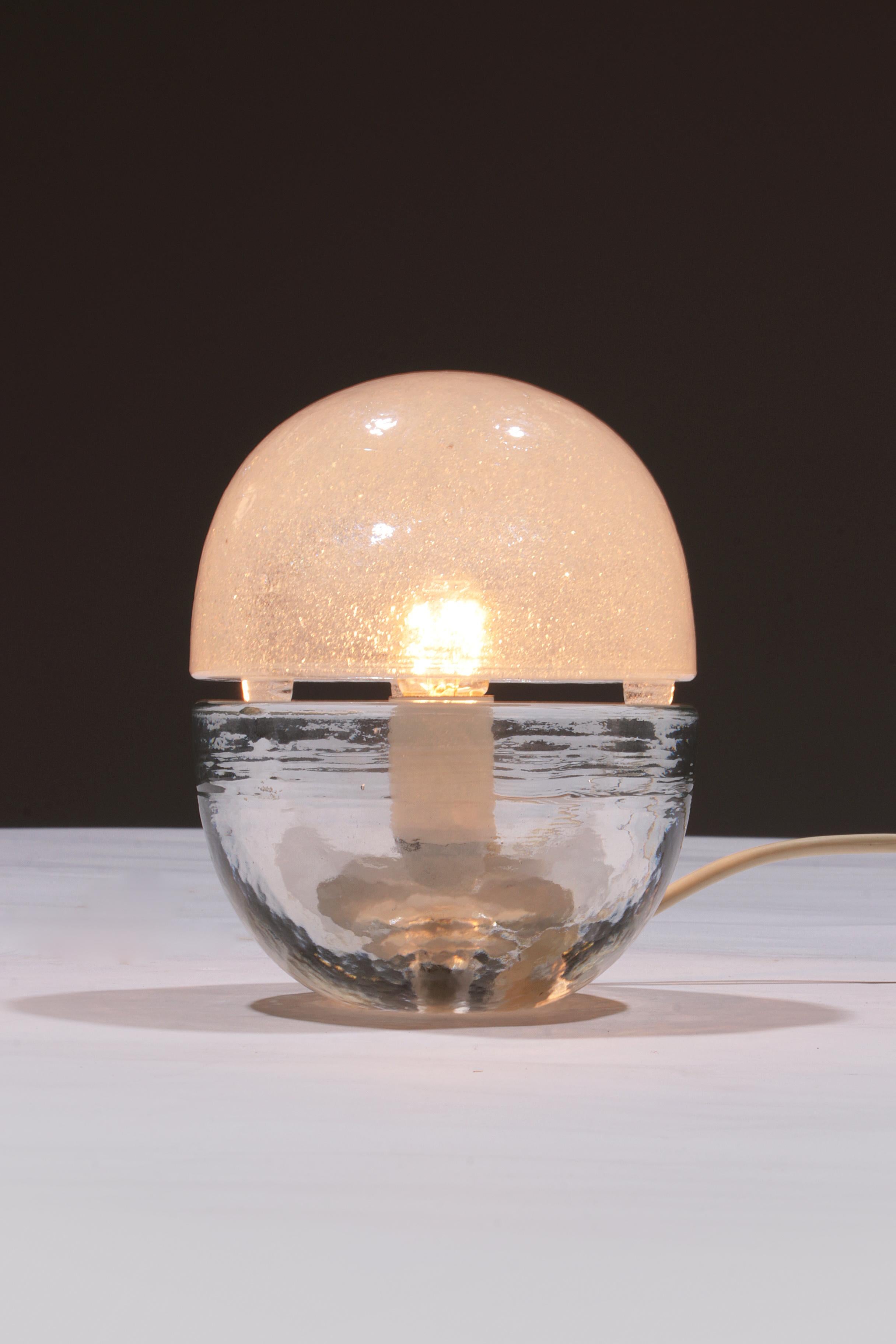Milieu du XXe siècle Lampe de bureau italienne en verre massif épais de 1960 en vente