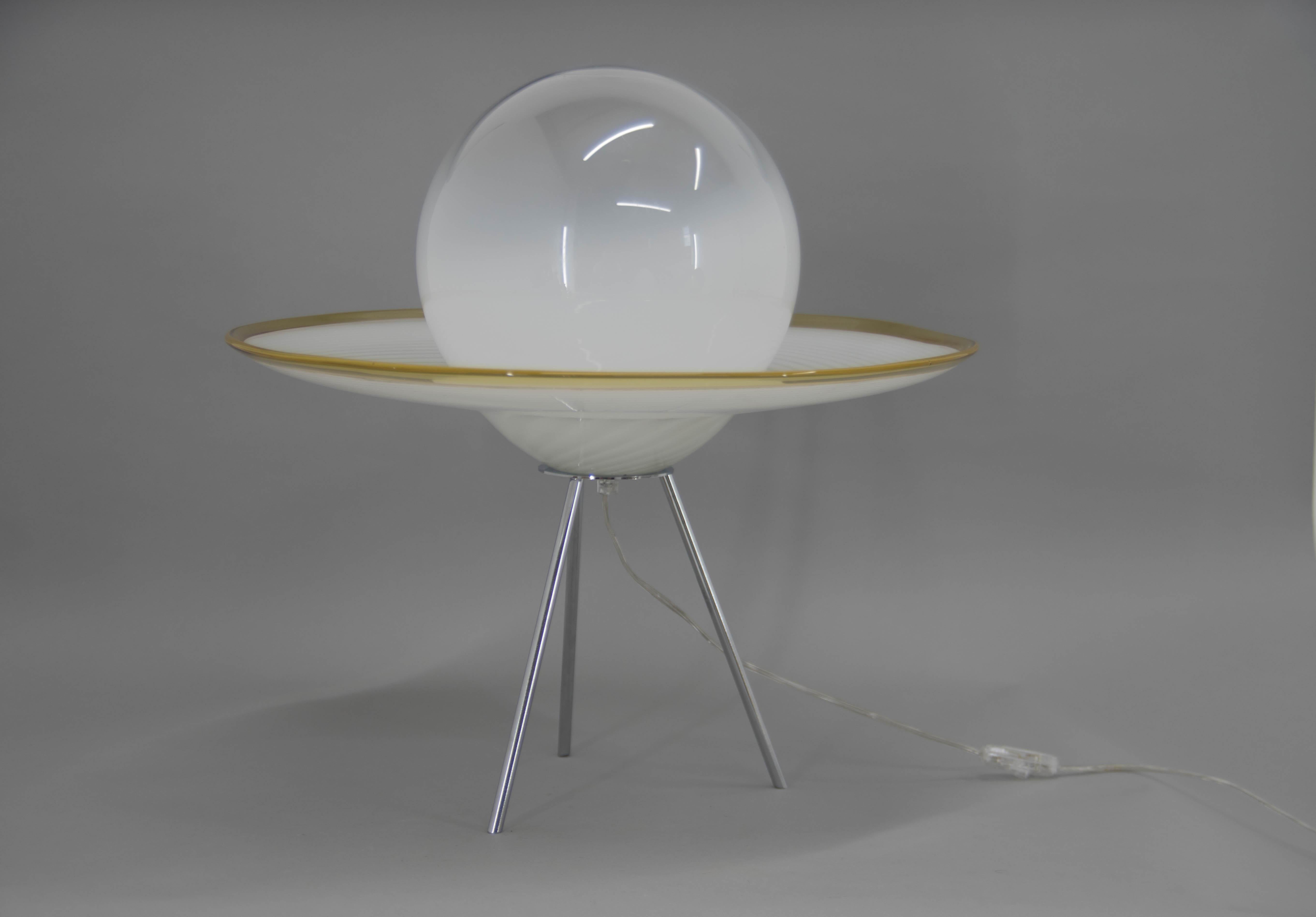 Lampe de table ou lampadaire moderne de style italien Murano en forme de Saturne.
Très bon état d'origine.
1x60W, ampoule E25-E27
Adaptateur pour prise américaine inclus.