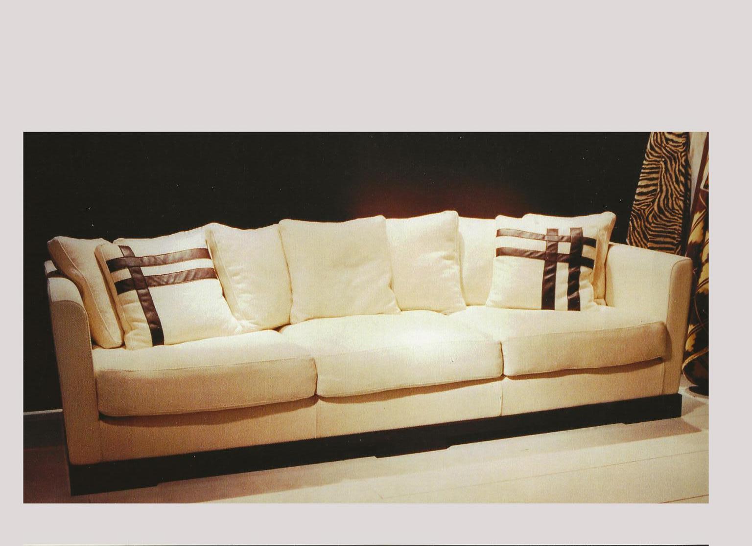 This very comfortable sofa, in camel color, has a large and deep seat, with a taut backrest that becomes soft with the smooth five pillows on it, in linen and silk fabric.
The large dimensions, depth and wide, of the seat, permit to use it as a