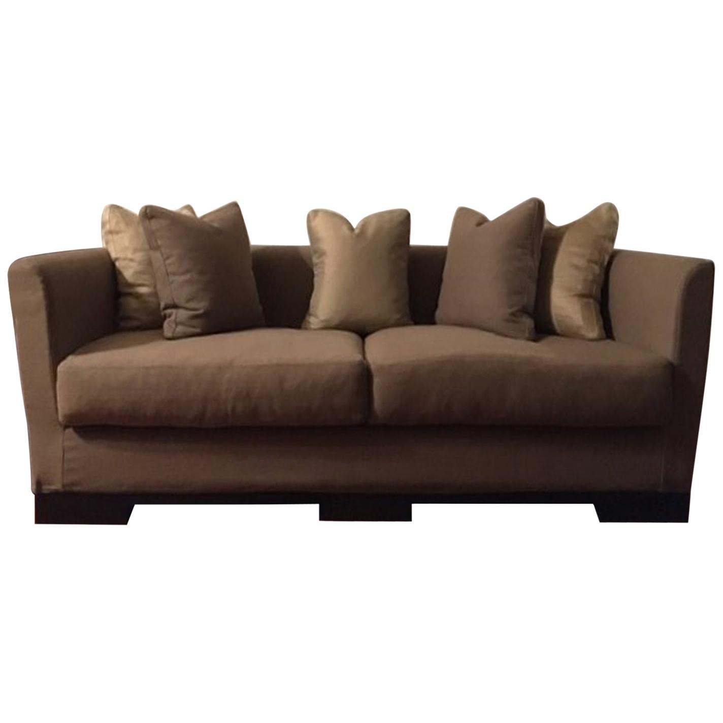 Italienisches dreisitziges gepolstertes Sofa im italienischen Design, zeitgenössische Produktion im Angebot