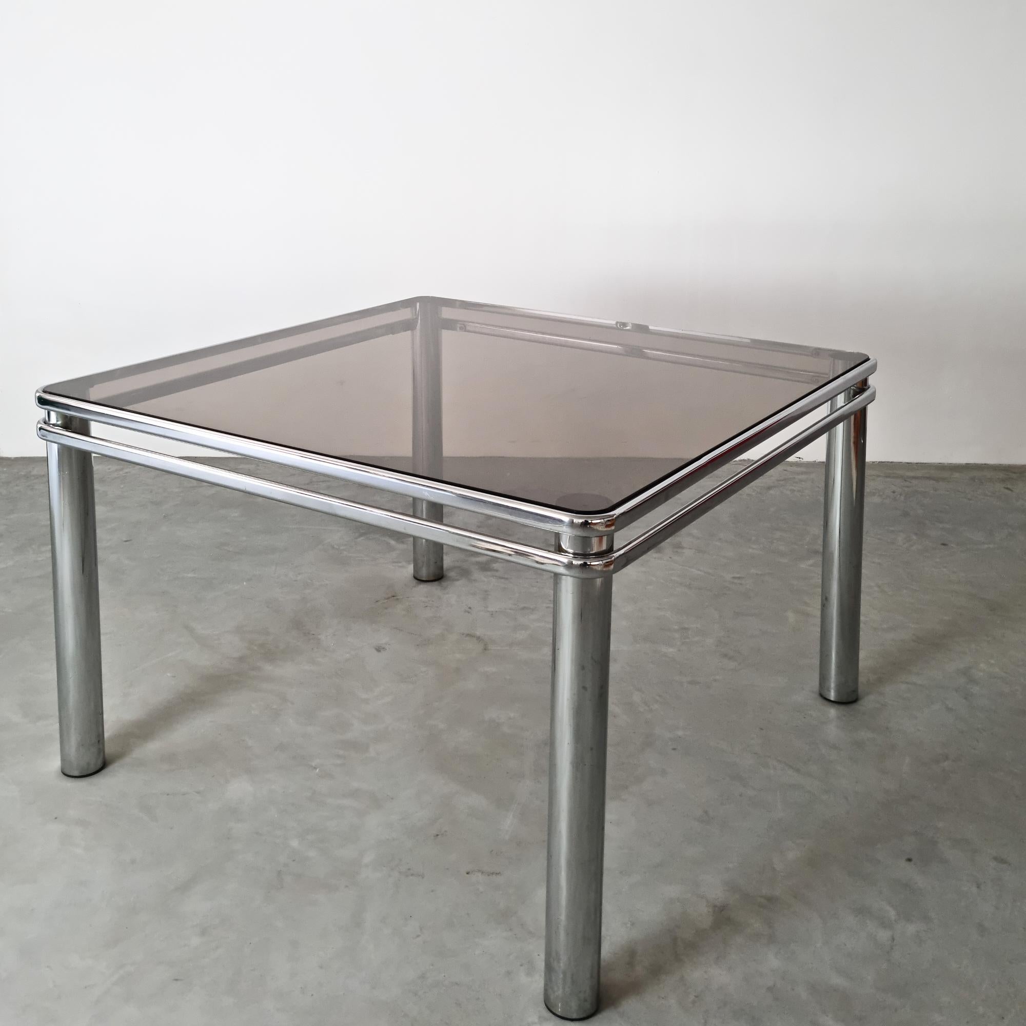 Italienischer Esstisch aus Chromrohr und Rauchglas im italienischen Design, 1970 im Zustand „Gut“ im Angebot in Hilversum, NL