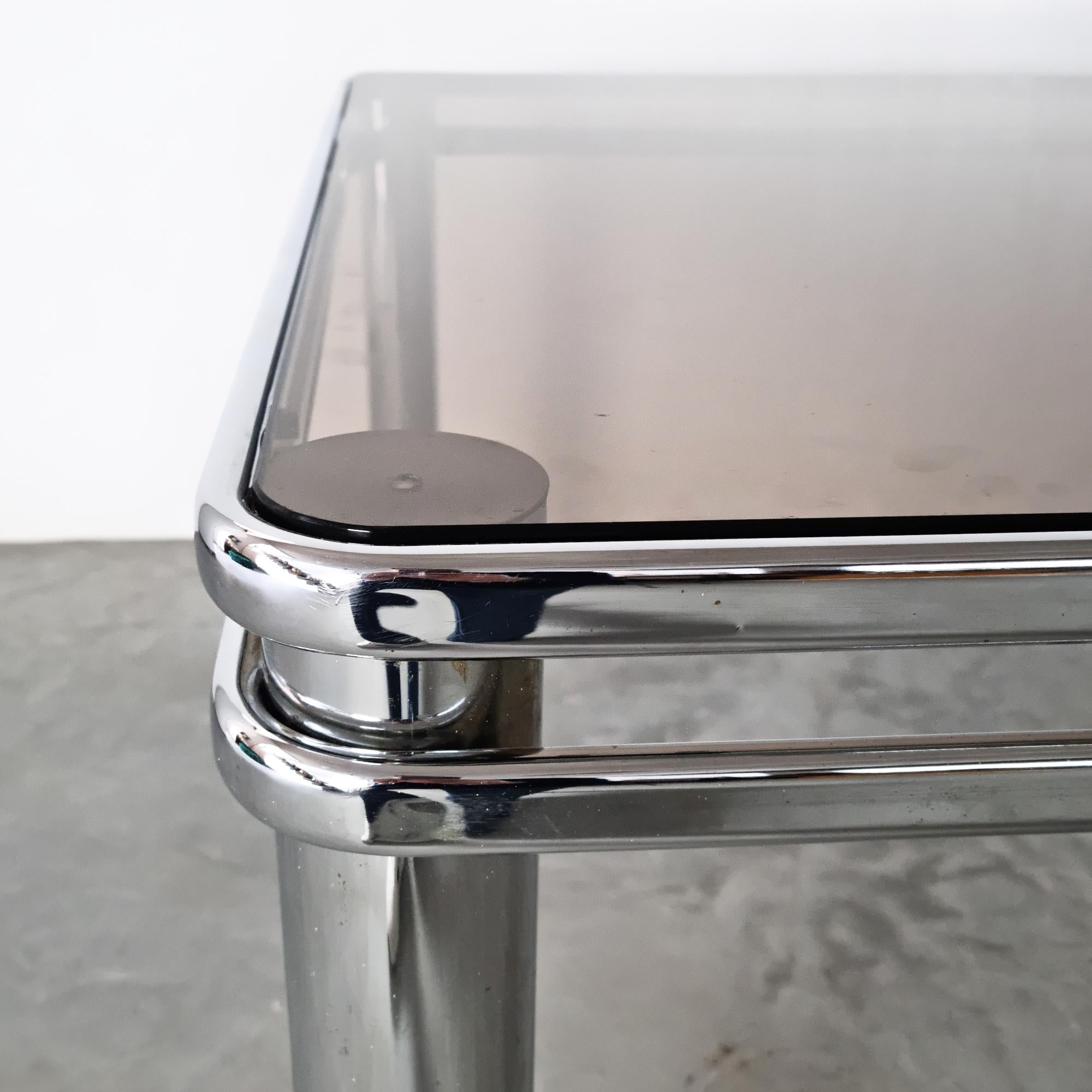 Italienischer Esstisch aus Chromrohr und Rauchglas im italienischen Design, 1970 (Stahl) im Angebot
