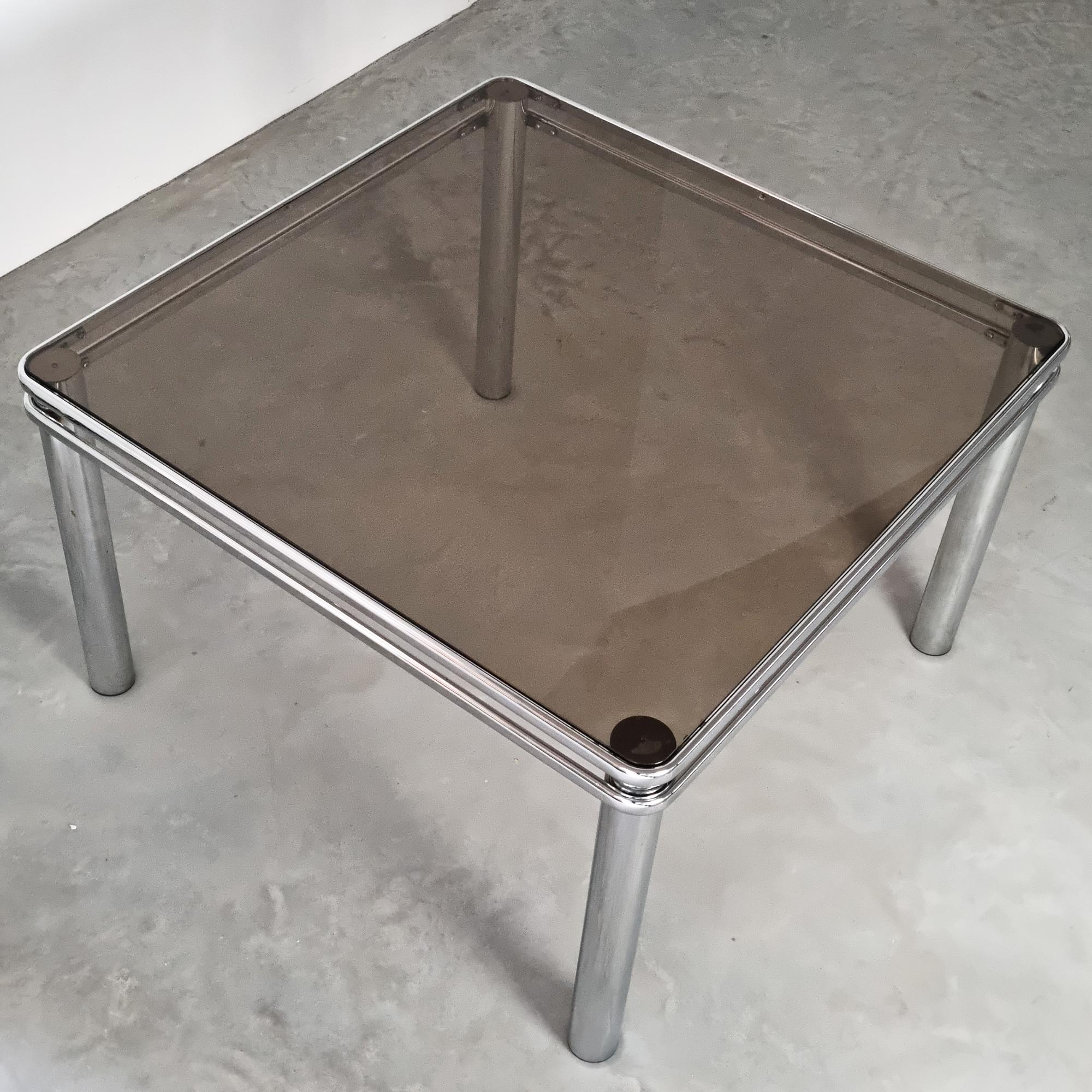 Italienischer Esstisch aus Chromrohr und Rauchglas im italienischen Design, 1970 im Angebot 1