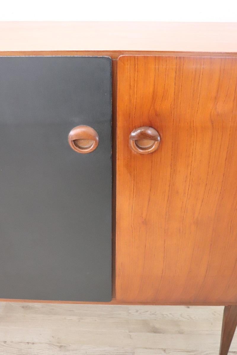 Long buffet bicolore de design italien en placage de teck, années 1960 en vente 3