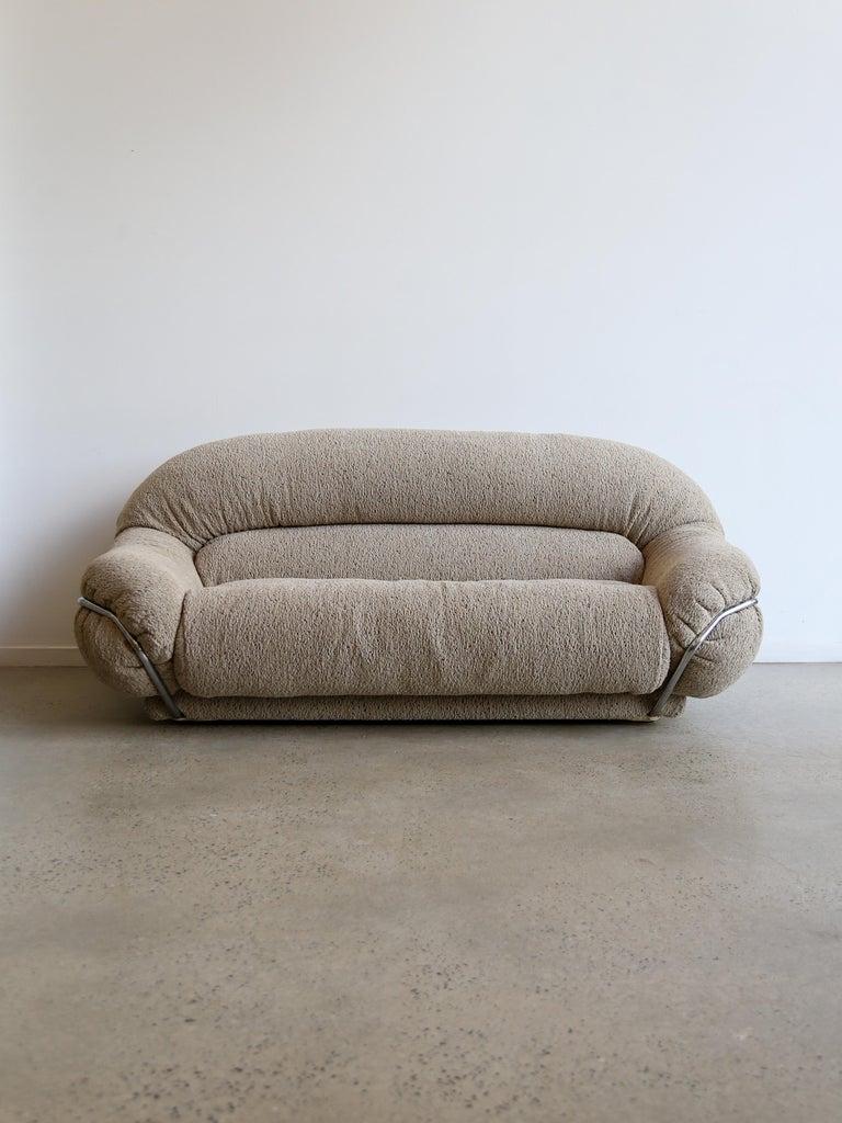 Sofá de dos plazas de diseño italiano con estructura cromada y Bouclè en venta 3