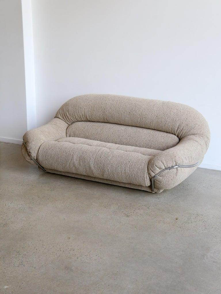 Sofá de dos plazas de diseño italiano con estructura cromada y Bouclè en venta 4