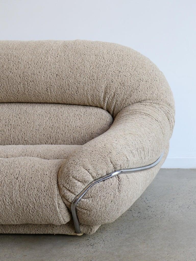 Sofá de dos plazas de diseño italiano con estructura cromada y Bouclè en venta 5