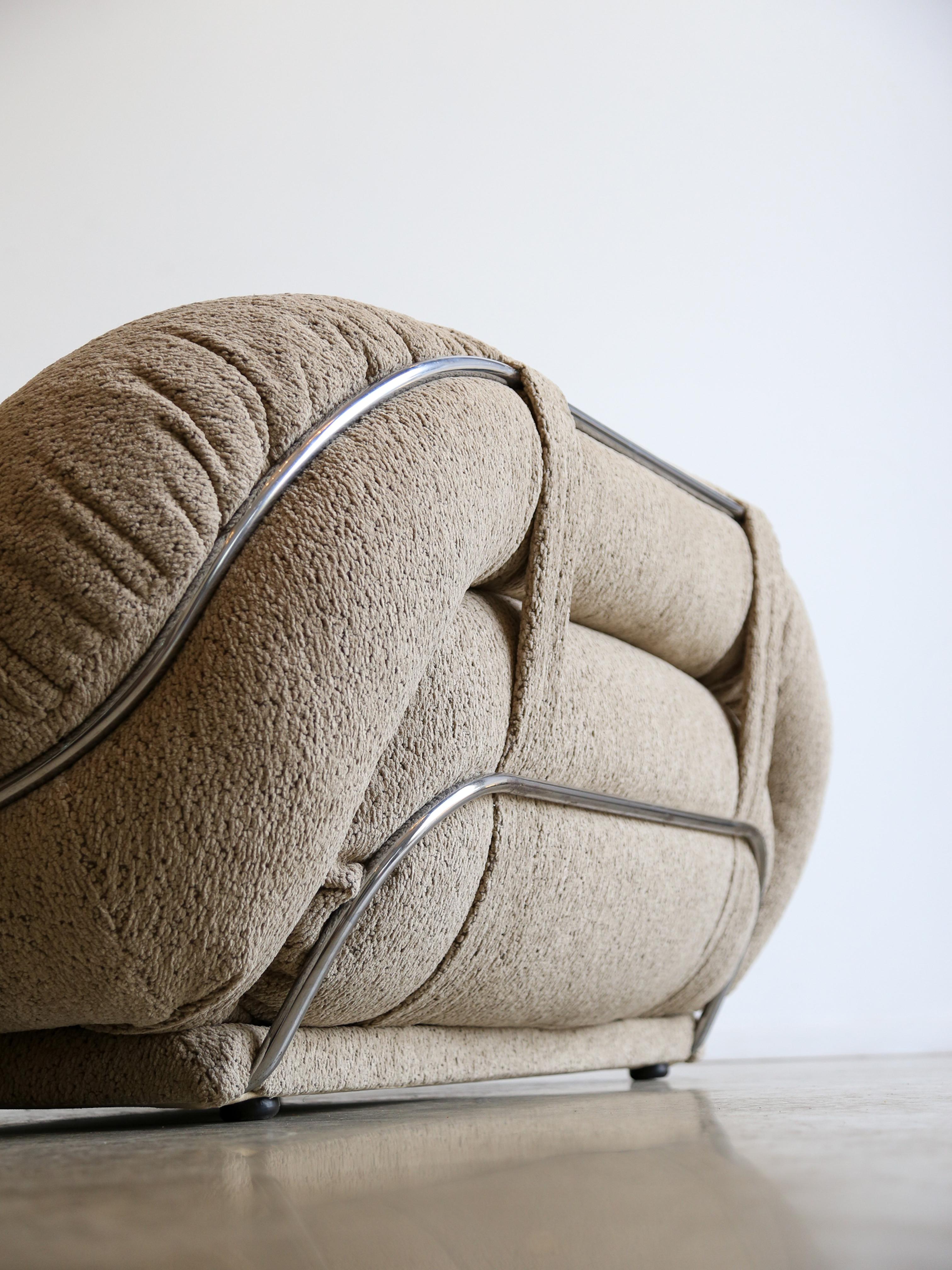 Zweisitzer-Sofa aus Chrom und Bouclè, Mid Century Modern. 

Das verchromte Gestell verleiht dem Sofa ein elegantes, modernes und oft luxuriöses Aussehen. Sofas mit Chromrahmen sind aufgrund ihrer Ästhetik und Langlebigkeit in der zeitgenössischen