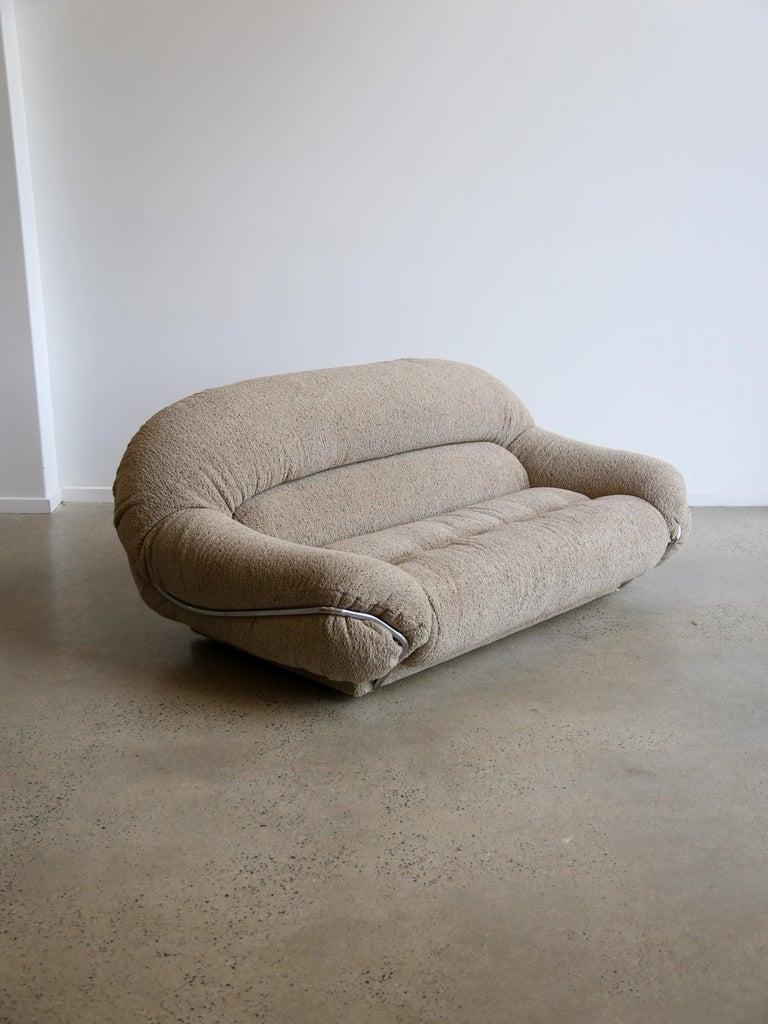 Sofá de dos plazas Mid Century Modern en cromo y Bouclè. 

El diseño cromado de la estructura confiere al sofá un aspecto elegante, moderno y, a menudo, lujoso. Los sofás con estructura cromada son populares en el diseño de interiores contemporáneo