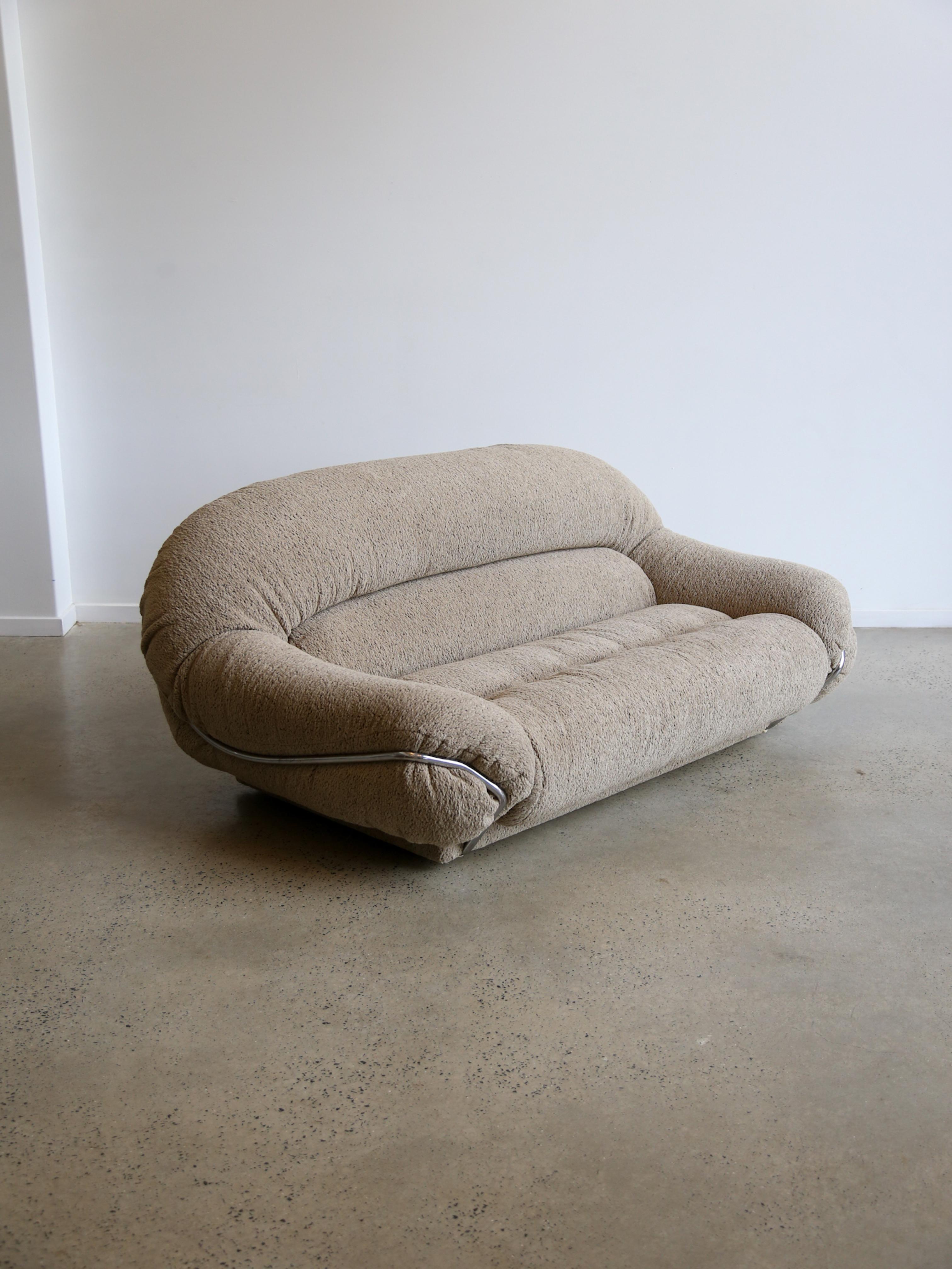 Italienisches Design Zweisitzer Sofa mit Chromgestell und Bouclè (Moderne der Mitte des Jahrhunderts) im Angebot