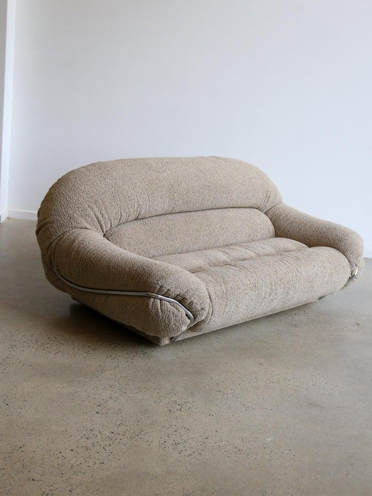 Sofá de dos plazas de diseño italiano con estructura cromada y Bouclè Moderno de mediados de siglo en venta