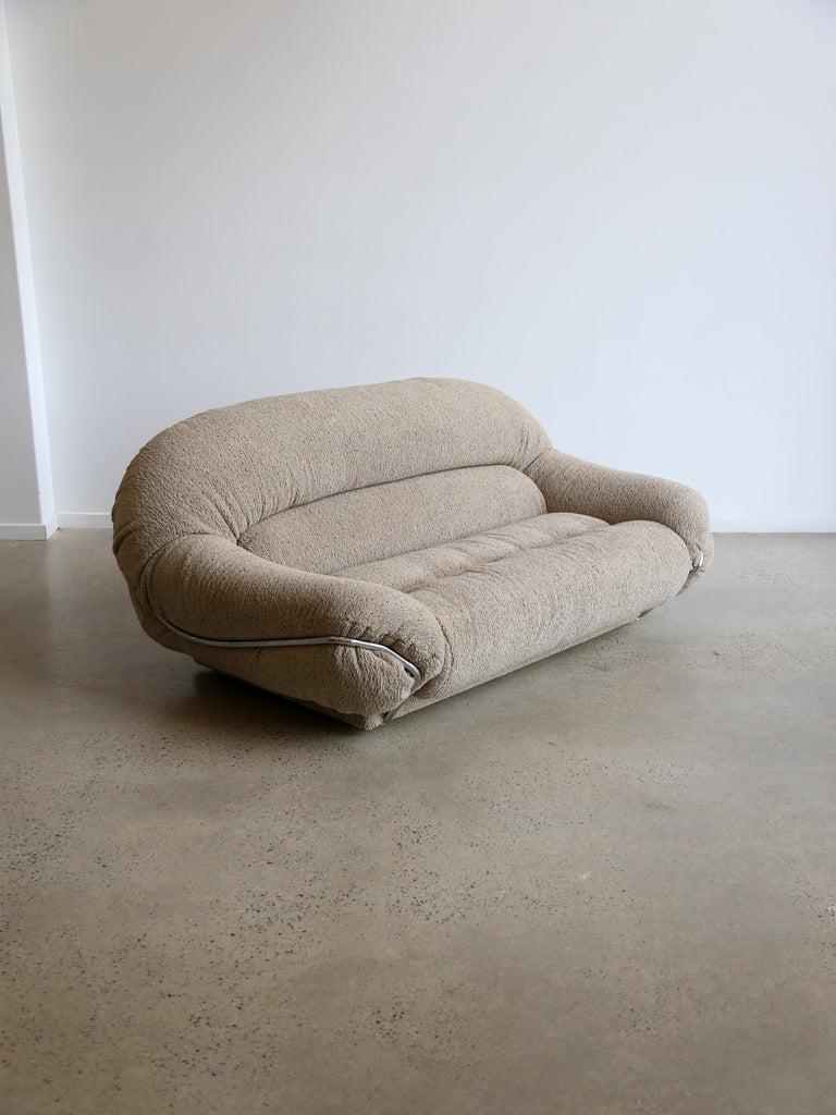 Sofá de dos plazas de diseño italiano con estructura cromada y Bouclè Italiano en venta