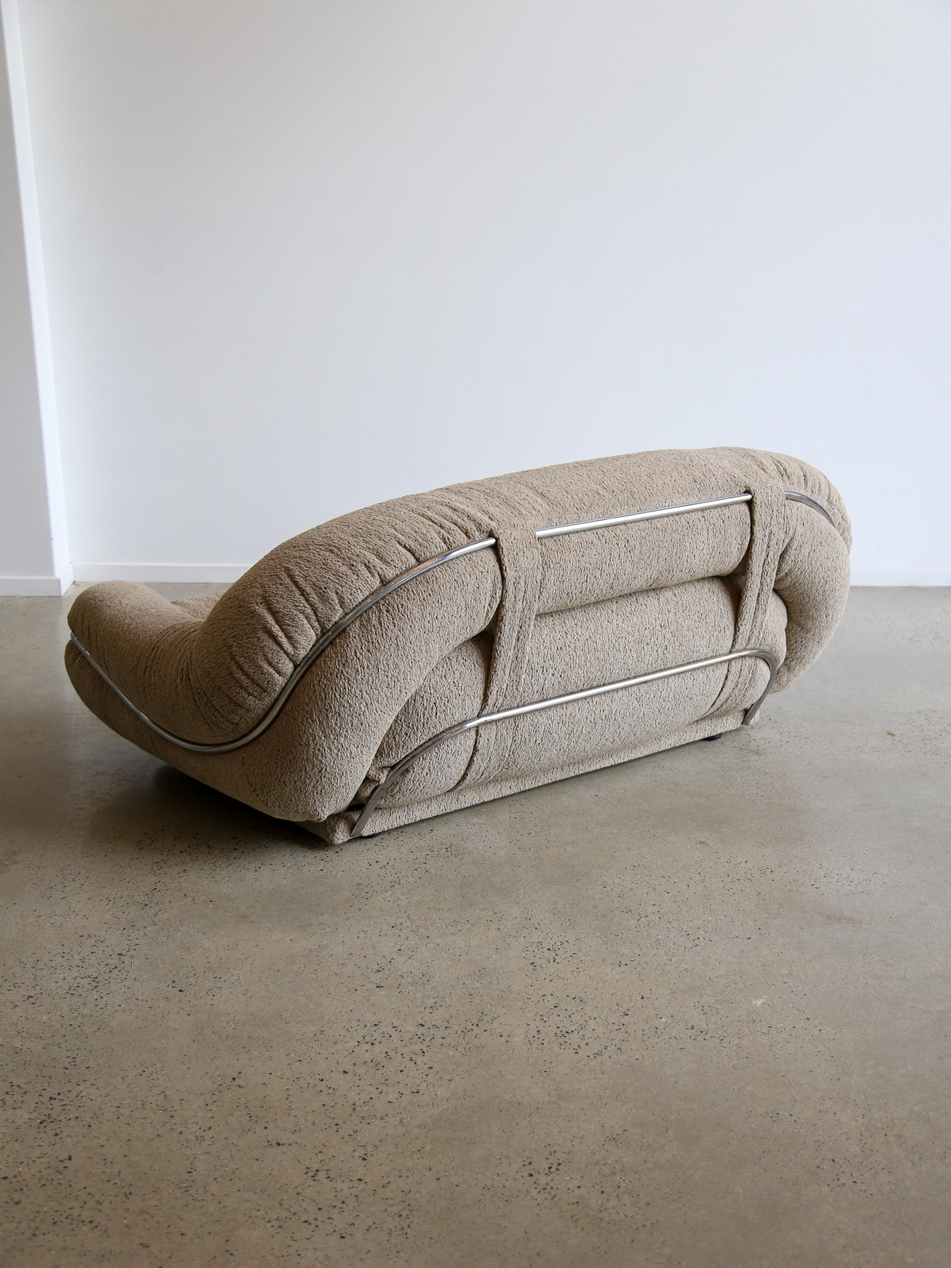 Italienisches Design Zweisitzer Sofa mit Chromgestell und Bouclè (Bouclé) im Angebot