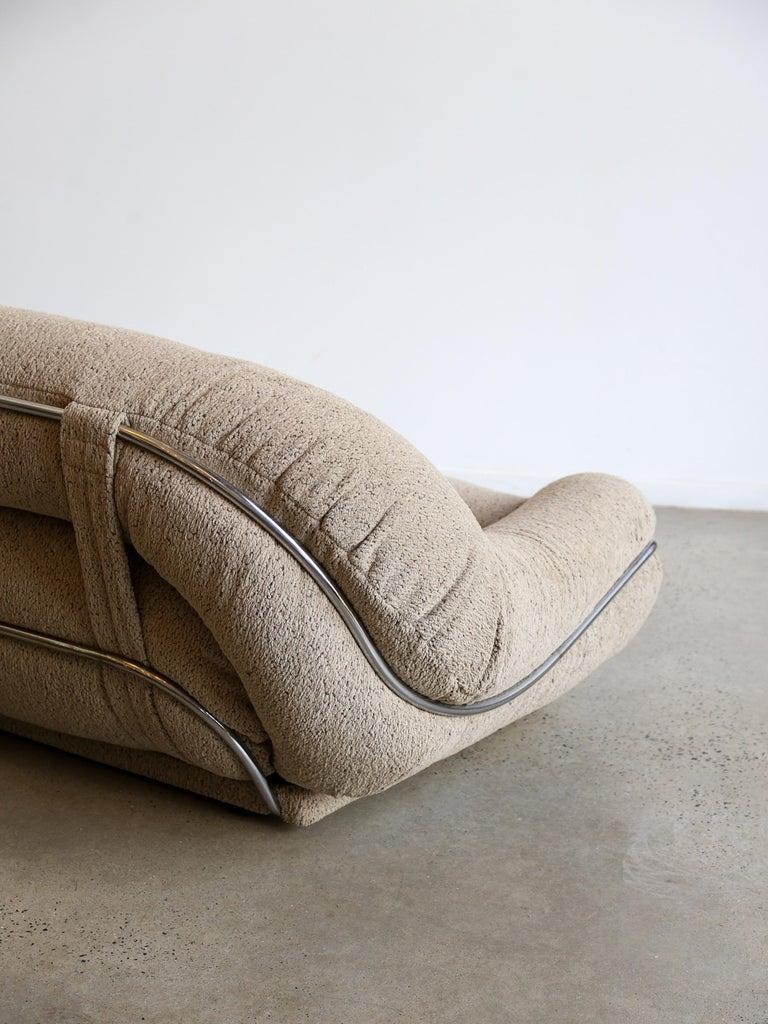 Sofá de dos plazas de diseño italiano con estructura cromada y Bouclè Bouclé en venta