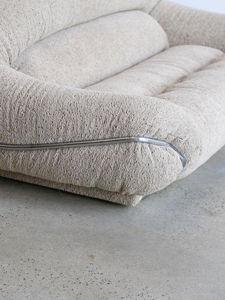 Sofá de dos plazas de diseño italiano con estructura cromada y Bouclè en venta 1