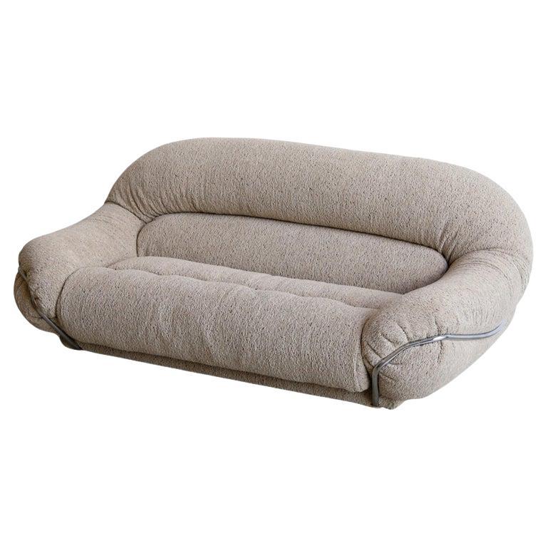 Sofá de dos plazas de diseño italiano con estructura cromada y Bouclè en venta