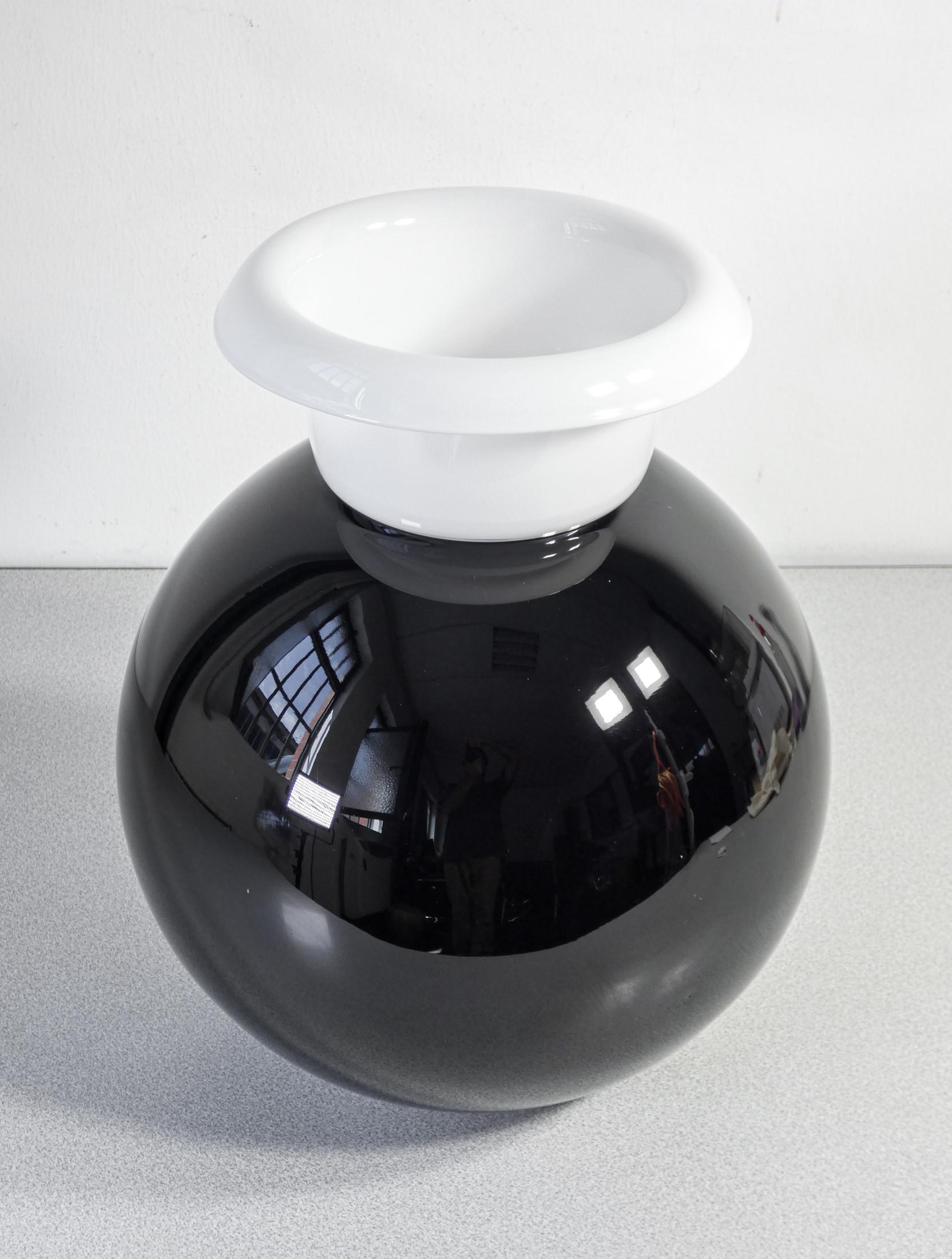 Vase de design italien en verre noir et blanc, en deux parties séparables.
Italie, années 1970.