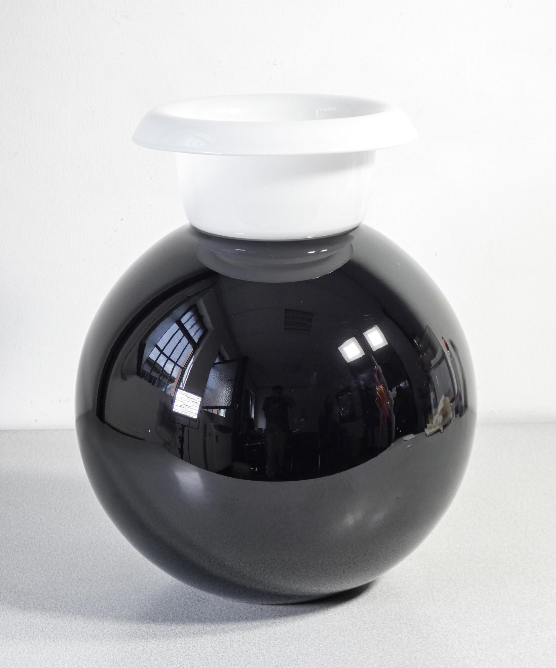 Italian Design Vase in Black and White Glass, in Two Sections, Italy, 1970s In Good Condition For Sale In Torino, IT