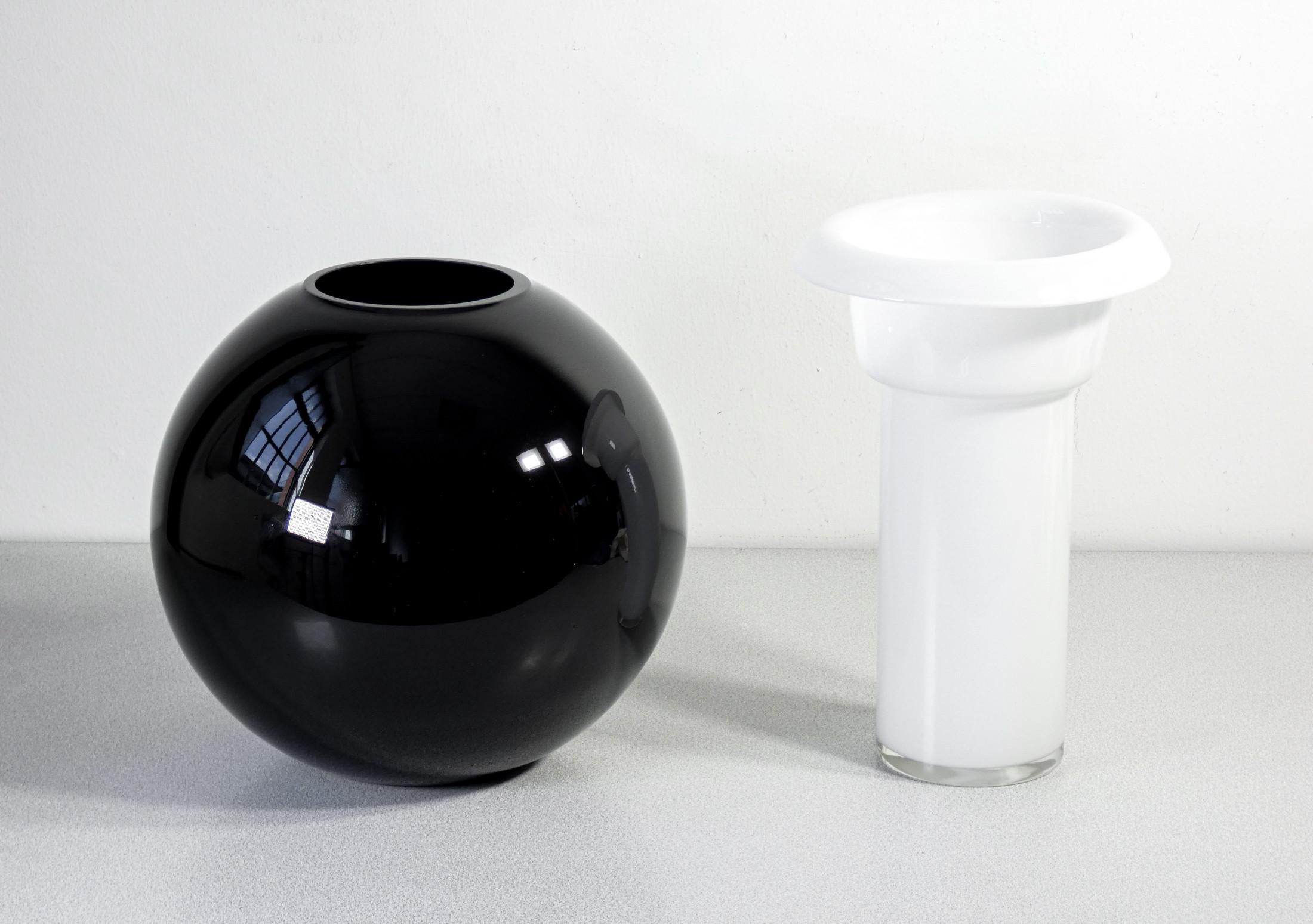 Italian Design Vase in Black and White Glass, in Two Sections, Italy, 1970s For Sale 1