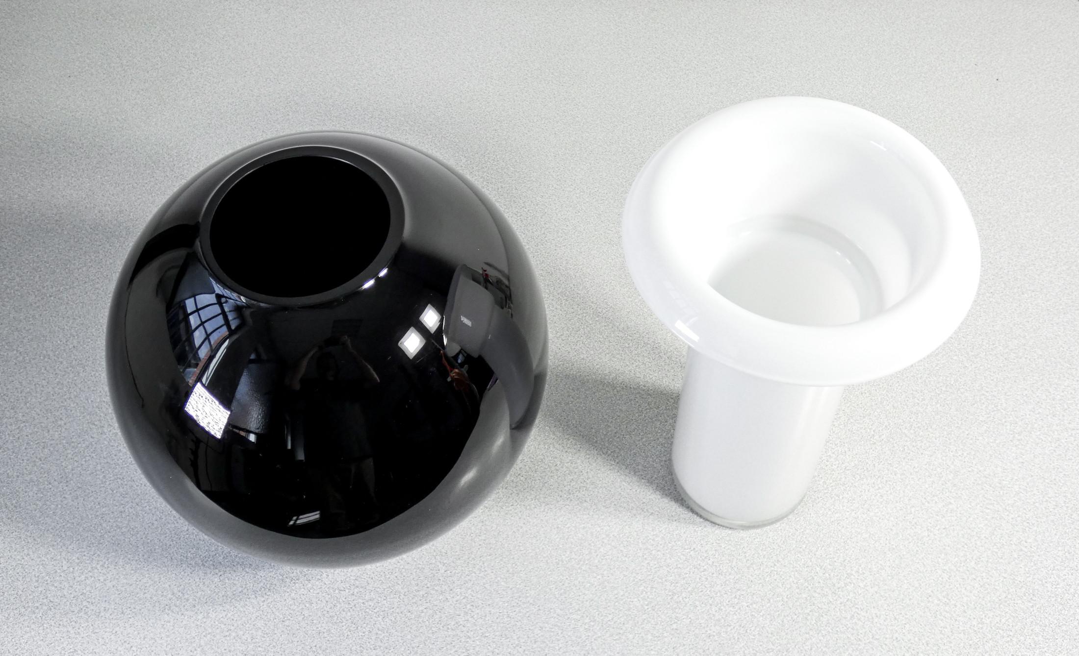 Italian Design Vase in Black and White Glass, in Two Sections, Italy, 1970s For Sale 2