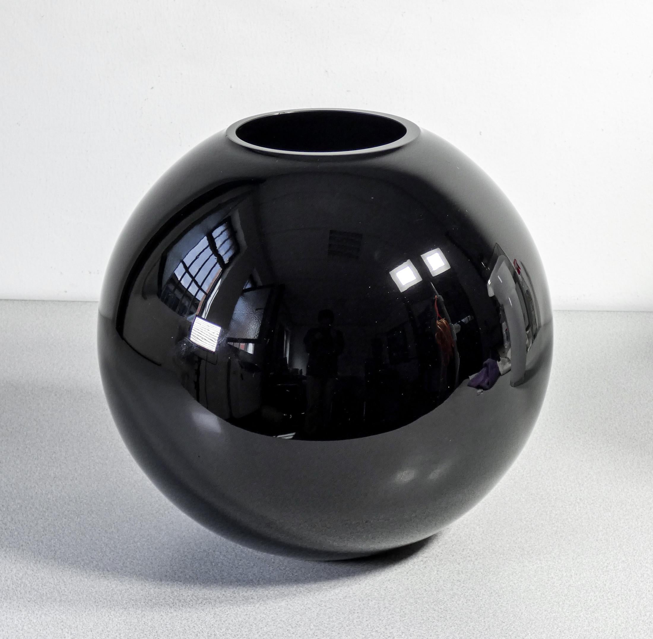 Fin du 20e siècle Vase de design italien en verre noir et blanc, en deux sections, Italie, 1970 en vente