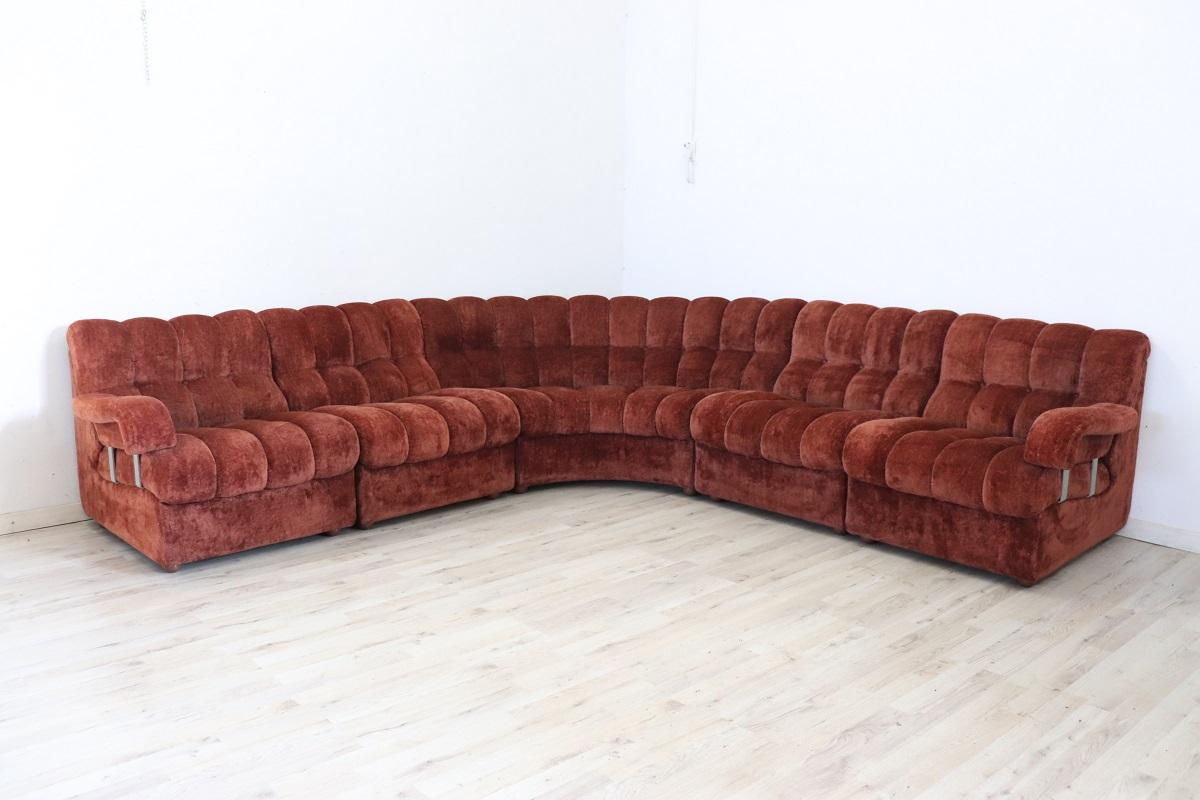 Rare Italian design modular curved sofa, 1970s in velvet with in particular brown color tending towards copper. Consisting of five modules, one of which is round with a corner. Each module has a particular petal shape. Featuring a comfortable seat.