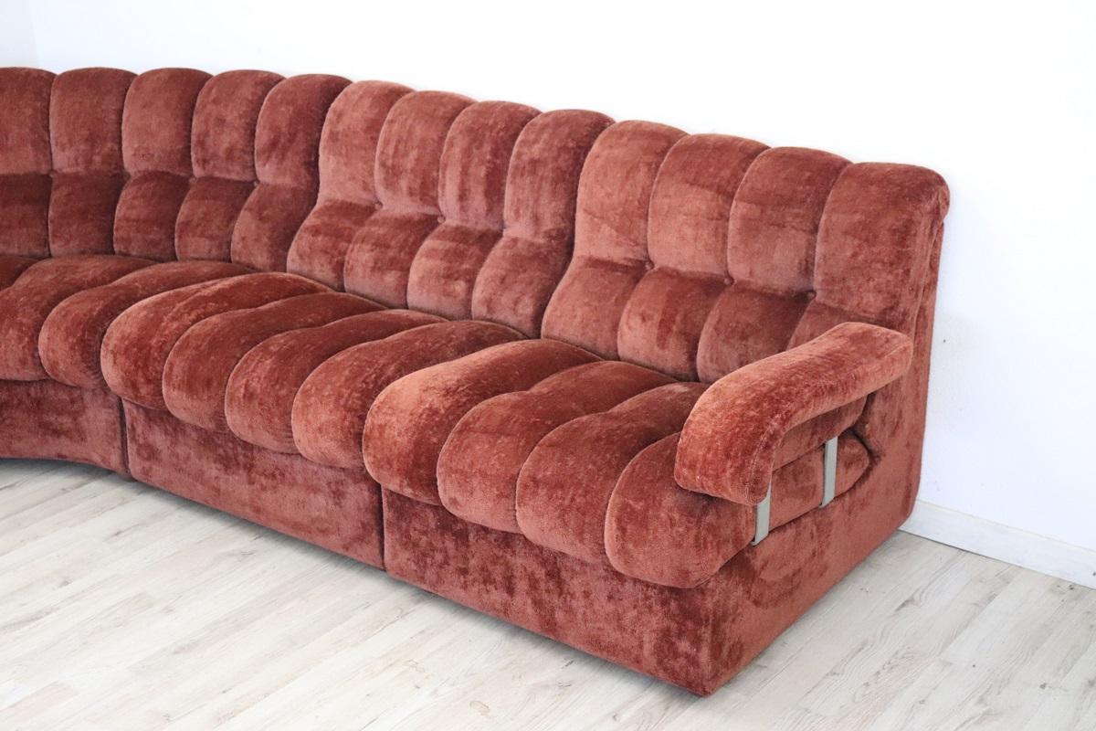 Italian Design Vintage Velvet Modular Curved Sofa, 1970s, 5 modules In Good Condition In Casale Monferrato, IT