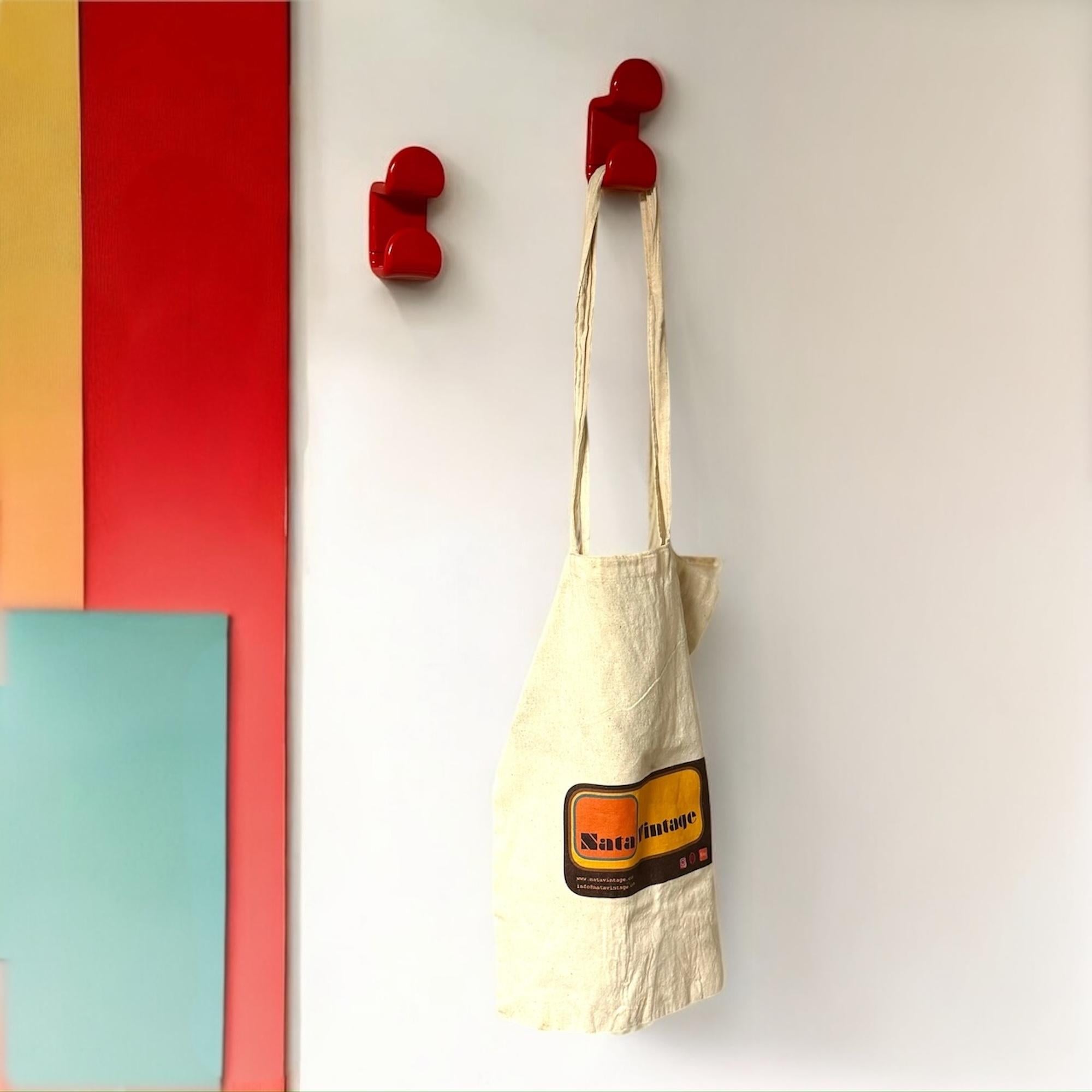 Ganci da parete di design italiano di Ambrogio Rossari per Gedy in rosso lucido, set di 2 in vendita 3