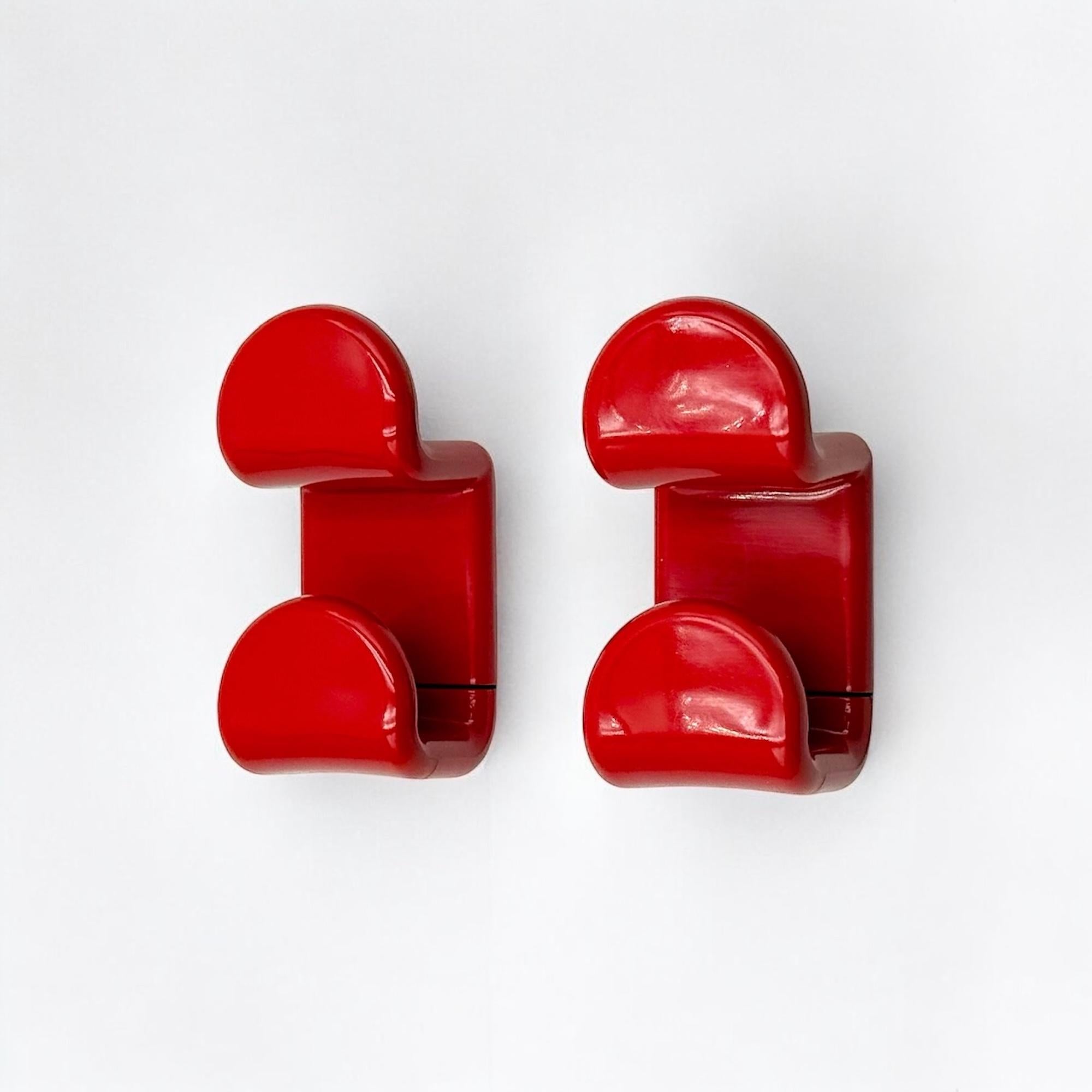 Italiano Ganci da parete di design italiano di Ambrogio Rossari per Gedy in rosso lucido, set di 2 in vendita