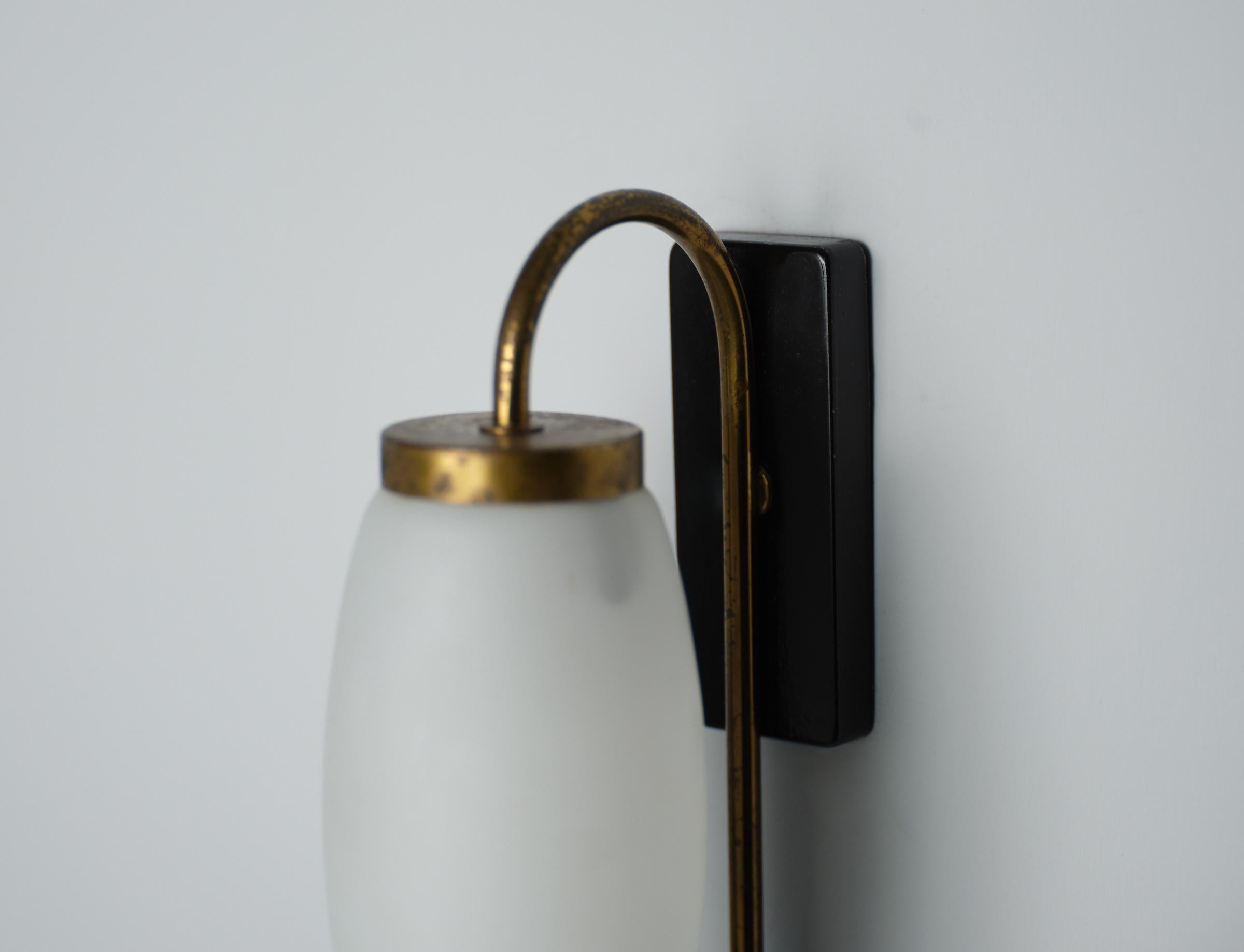 Mid-Century Modern Italian Design Wall Lamp: 1950s Brass & Black Vintage Applique For Sale