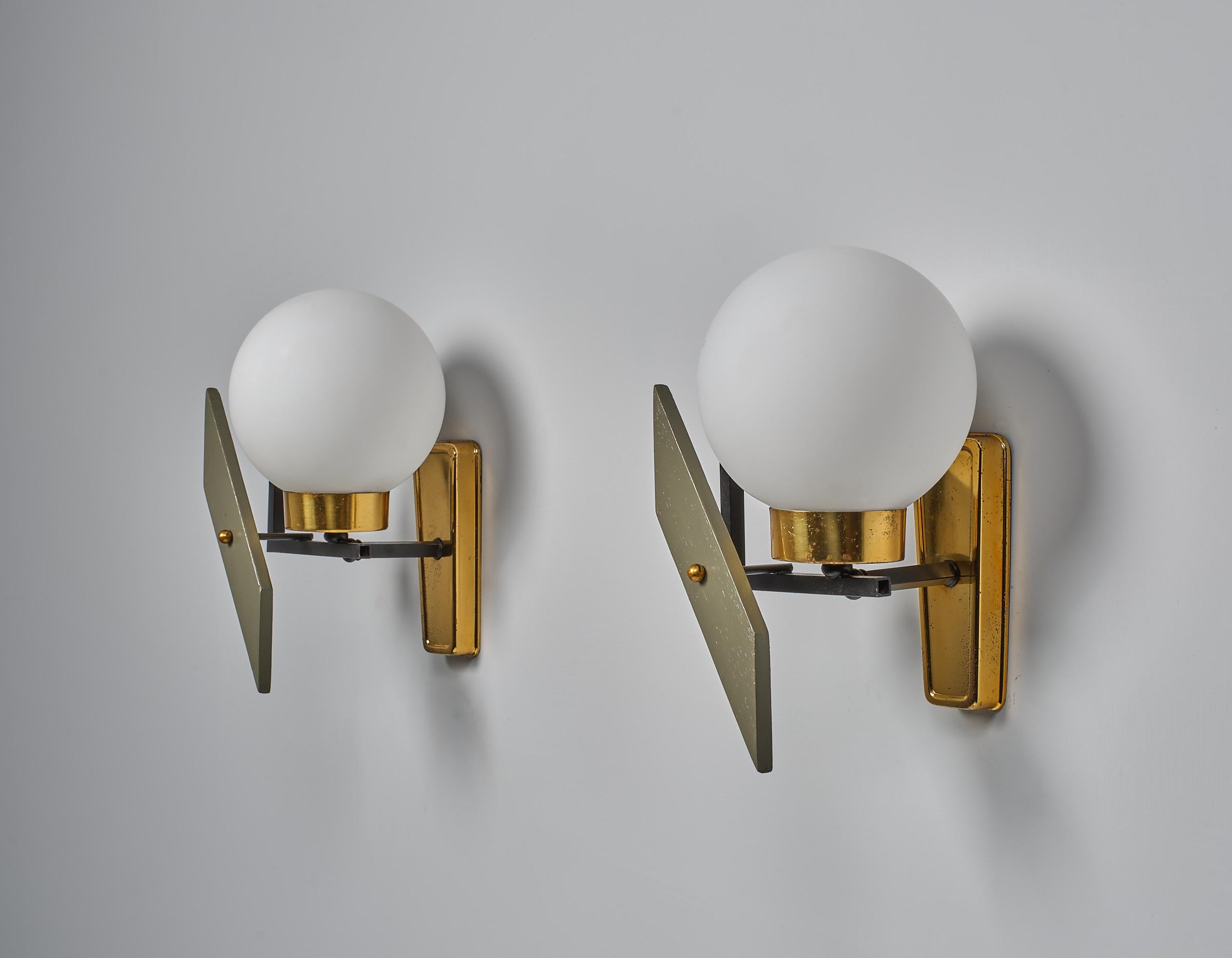 Italian Design Wall Sconces - 1950s Vintage, Brass, Black Lacquer, Opaline glass For Sale 1