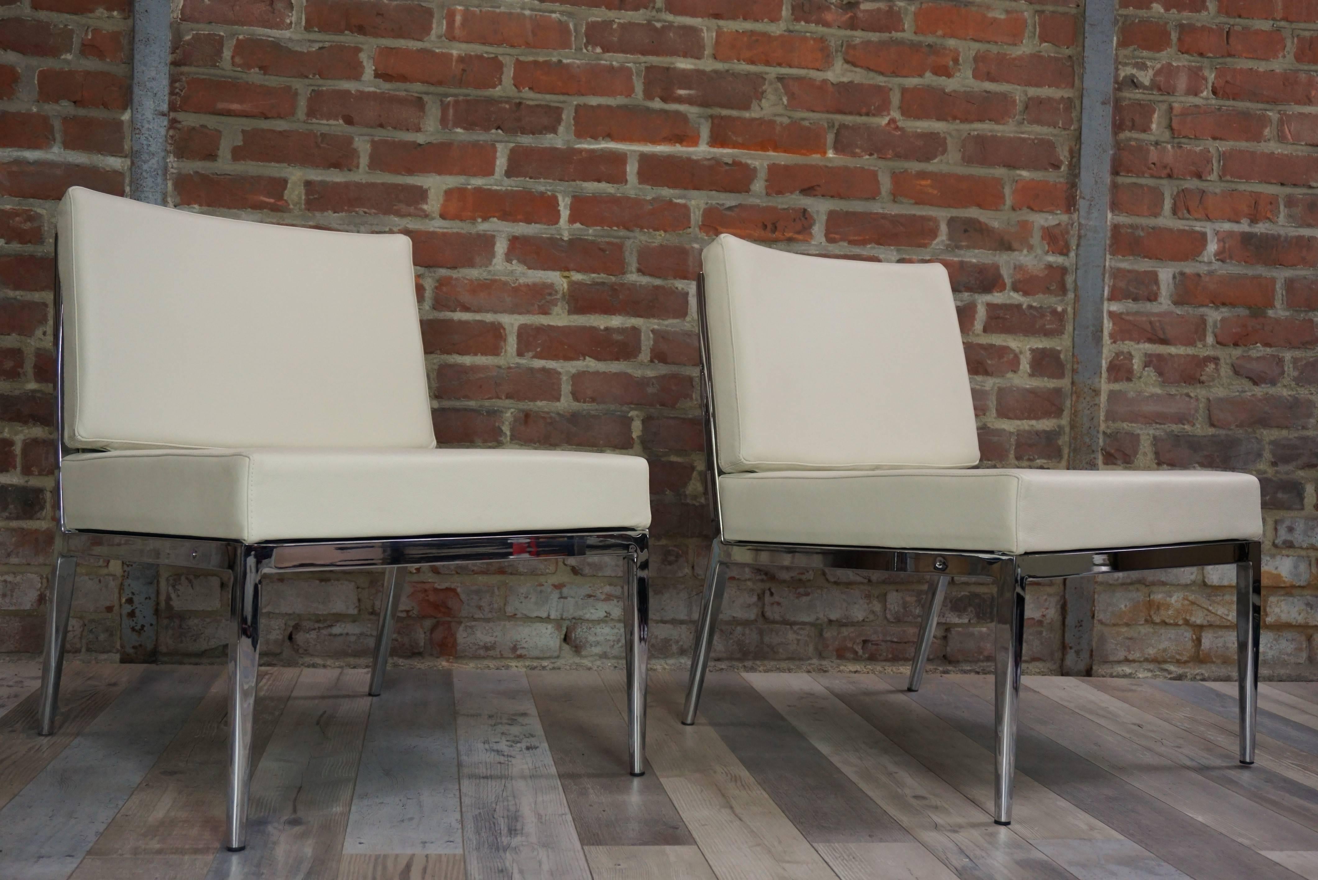 Italian Design White Leather and Chrome Metal Lounger Chairs In Excellent Condition In Tourcoing, FR