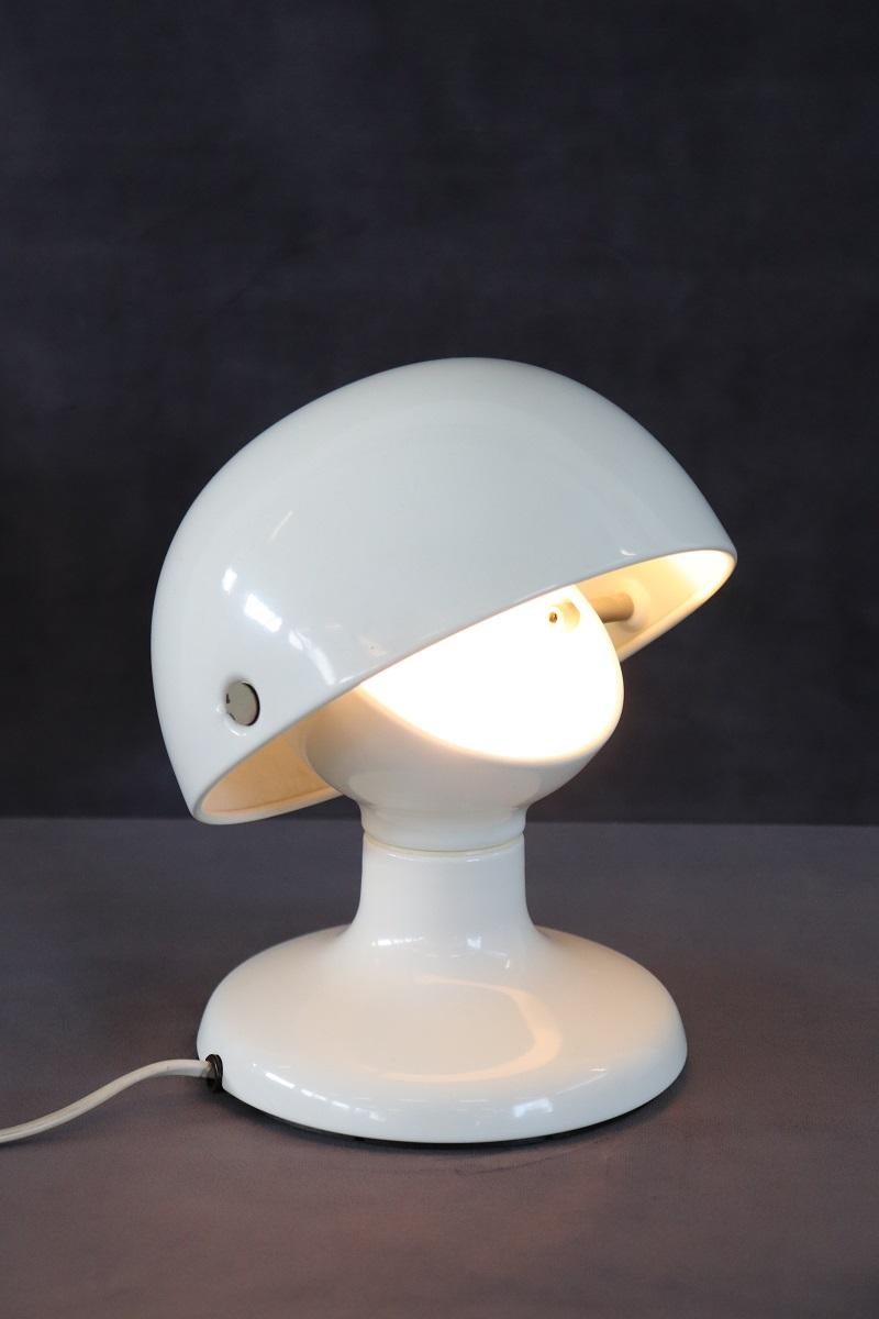 Magnifique lampe de table ou de bureau conçue par Tobia et Afra Scarpa pour Flos, Italie, années 1960. Une ampoule interne. Lampes de table réglables en métal blanc.  Label original présent. Modèle Jucker 147, une lampe emblématique du design