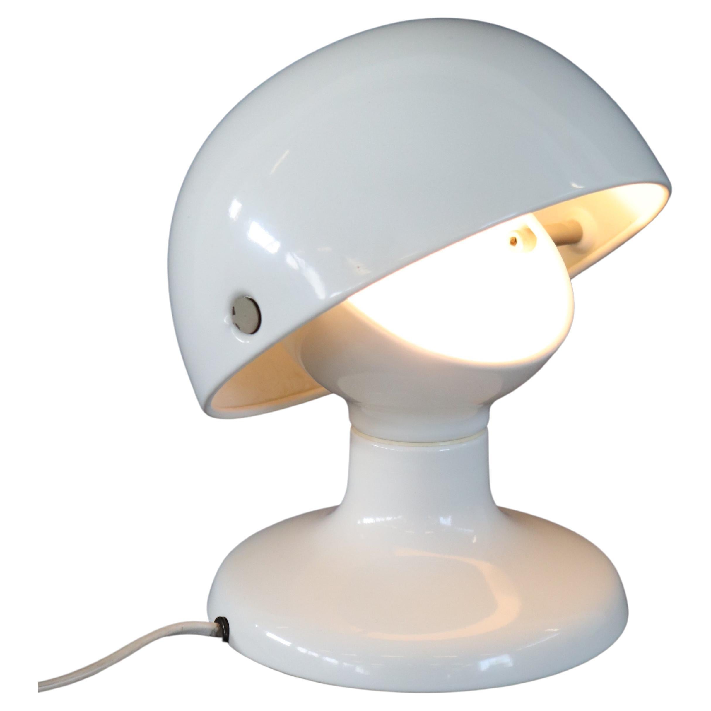 Italienische Tischlampe aus weißem Metall im italienischen Design von Tobia und Afra Scarpa für Flos, 1960er Jahre im Angebot