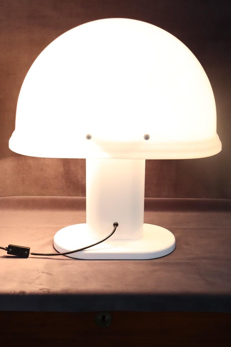 Beautiful table or desk lamp designed by Rodolfo Bonetto for iGuzzini, Italy, circa 1970s. Two internal bulbs. Made entirely in white painted aluminum and perspex materials.  Original label 'art.4054 design R.Bonetto iGuzzini' present. An iconic