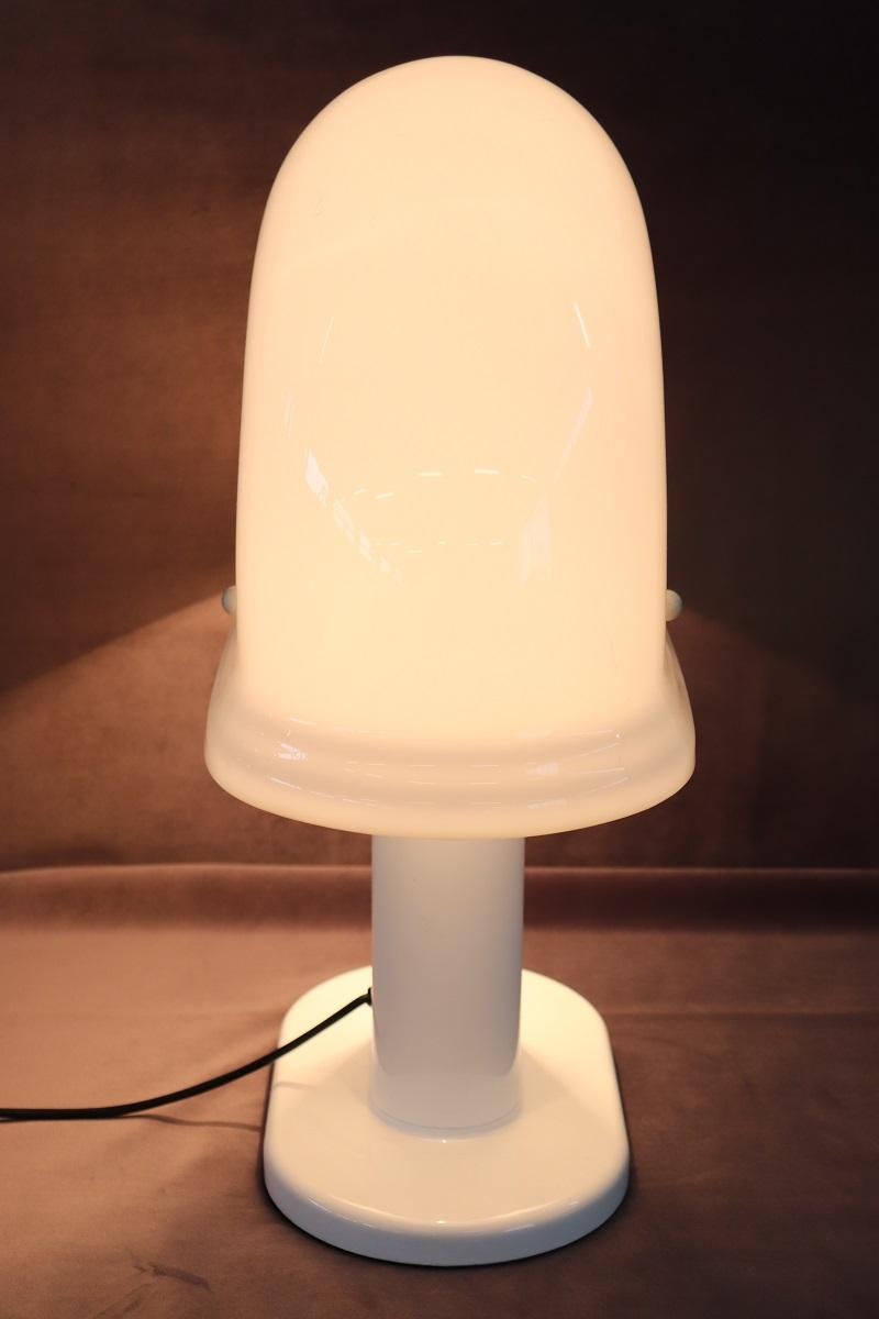 Italian Design White Table Lamp by Rodolfo Bonetto for Guzzini, 1970s In Good Condition For Sale In Casale Monferrato, IT