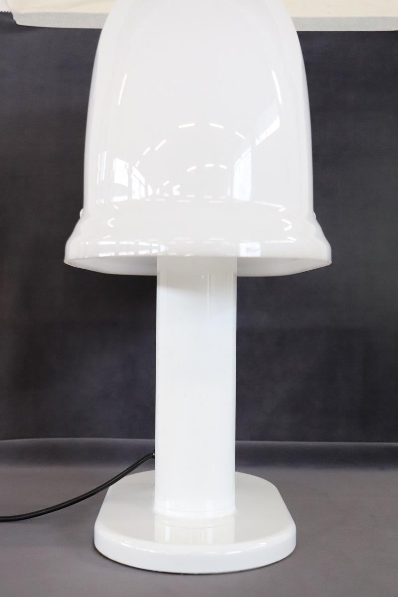 Weiße Tischlampe im italienischen Design von Rodolfo Bonetto für Guzzini, 1970er Jahre (Aluminium) im Angebot