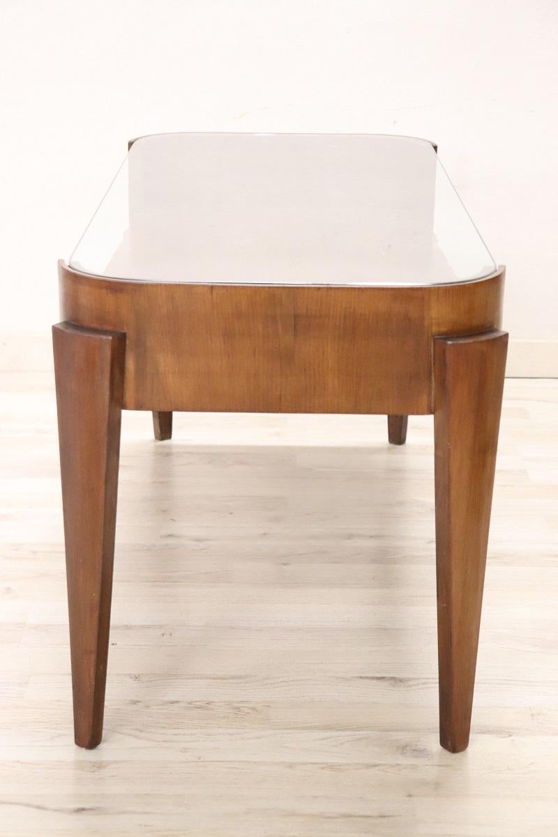 Milieu du XXe siècle Table de canapé ou table basse à plateau en bois et verre, design italien, années 1950 en vente