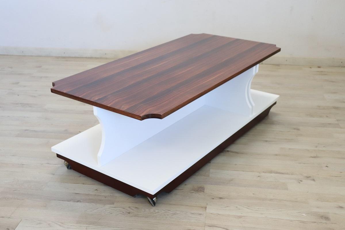 Italian Design Wooden Coffee Table, 1970s RESTORED In Excellent Condition For Sale In Casale Monferrato, IT